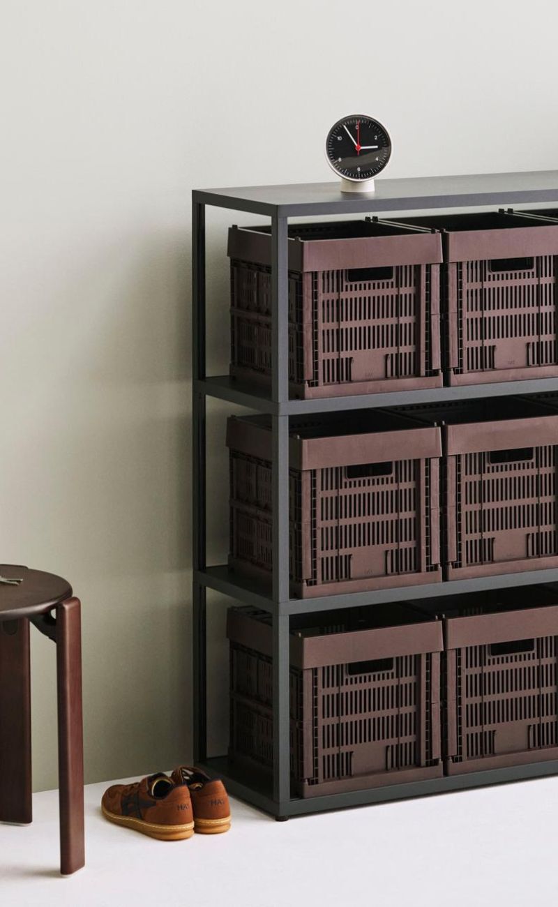 HAY brune kasser i en gang