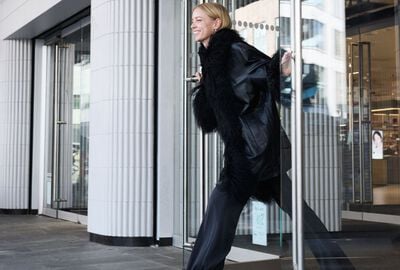 kvinde udenfor i jakke magasin