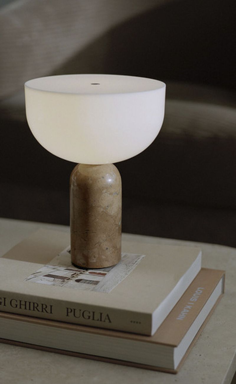 Lampe i marmor oppå noen bøker