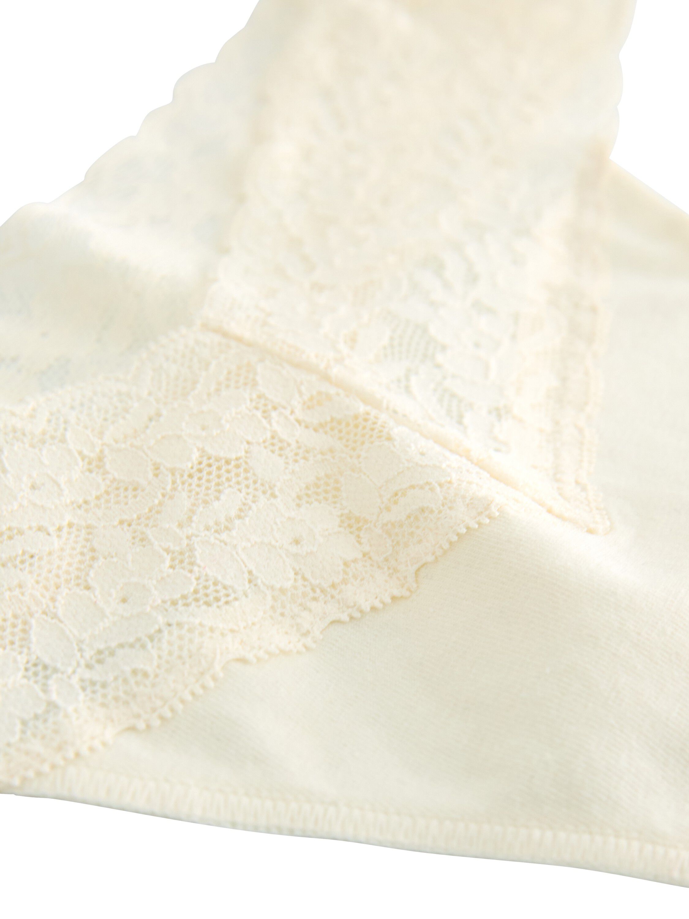 Myk tanga med blonder og lav midje.