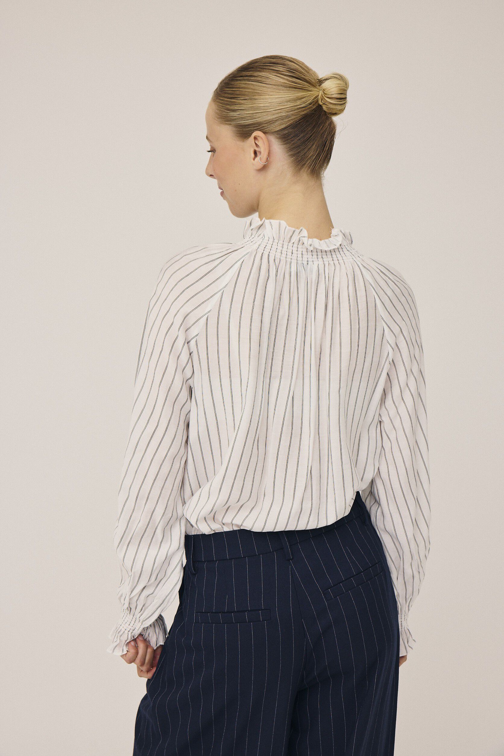 Grady 3 Lang&aelig;rmede bluse med h&oslash;j krave - LENZINGECOVERO