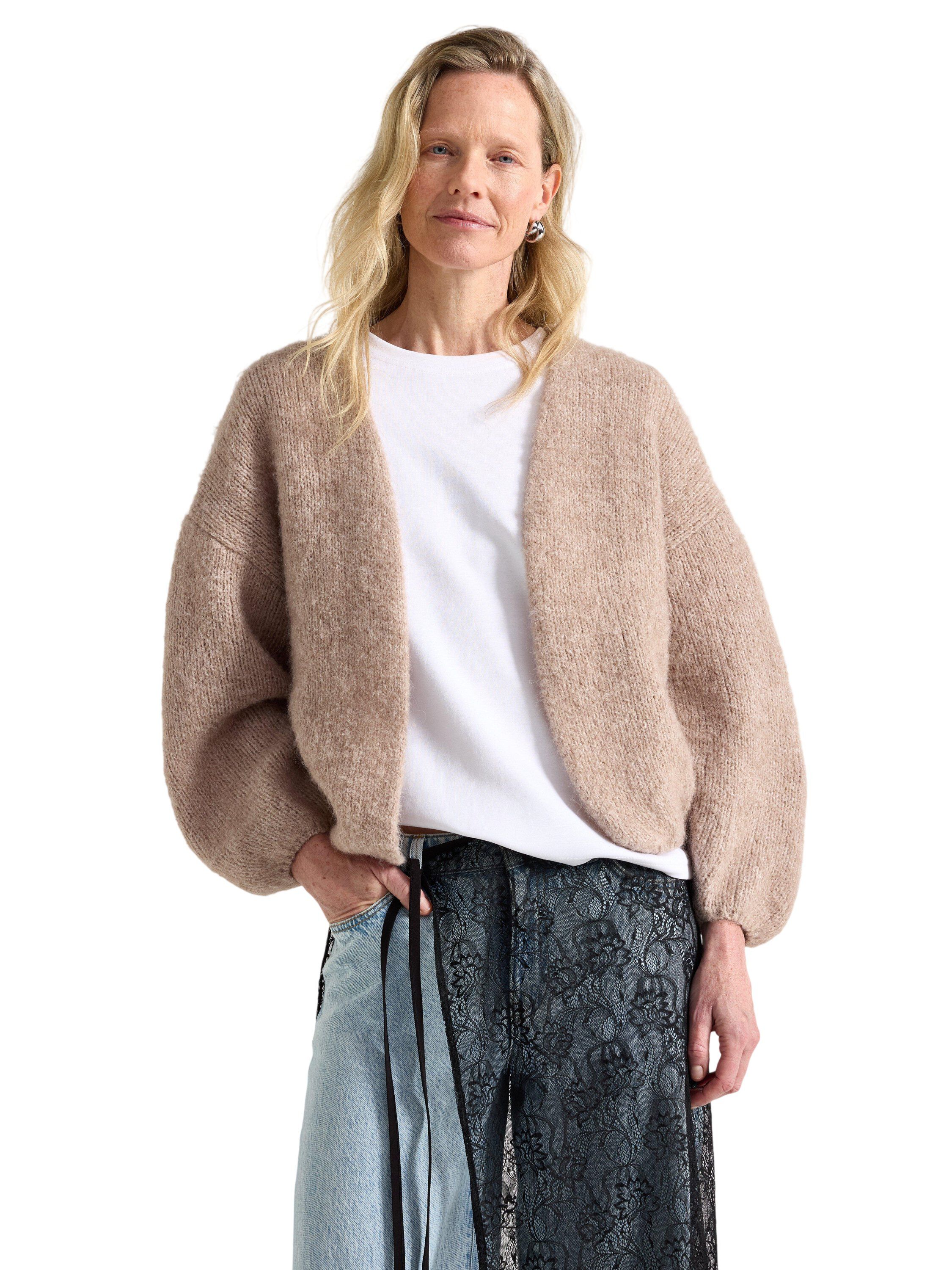 Soft and cosy knitted cardigan with