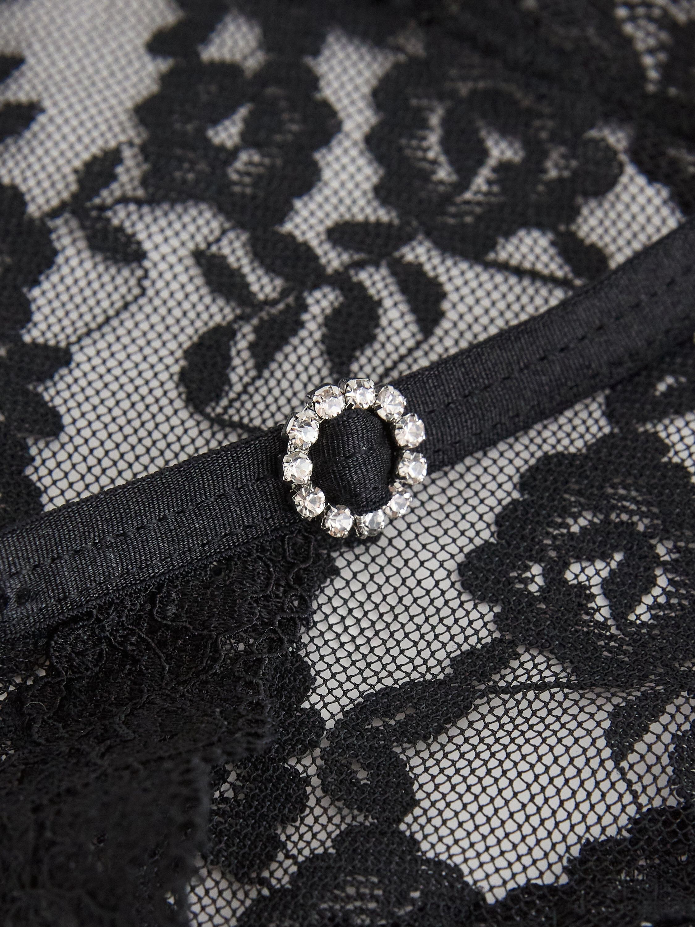 G-strengstrusser i blonde med rhins