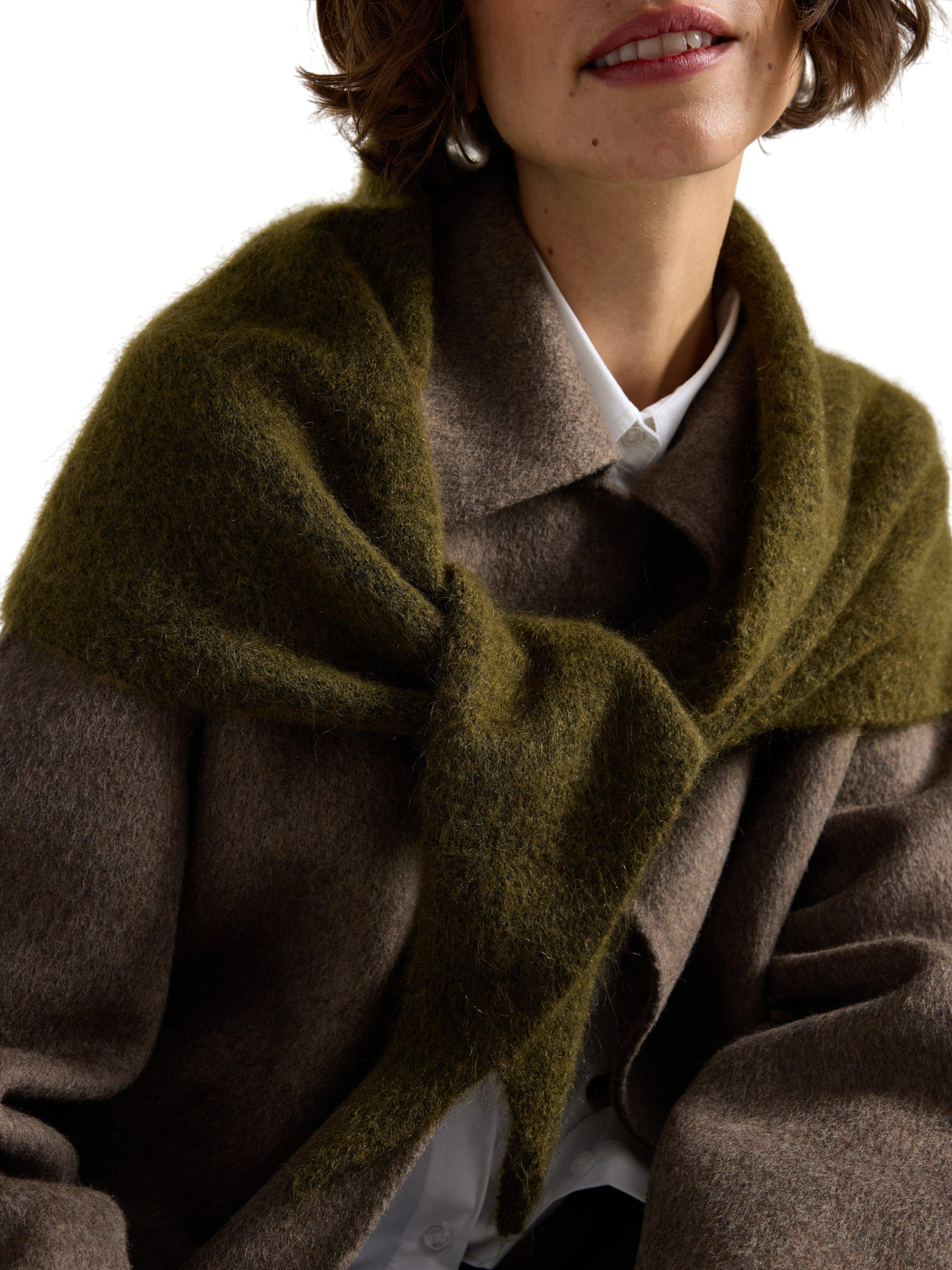 Bl&oslash;dt, strikket trekantet t&oslash;rkl&aelig;de