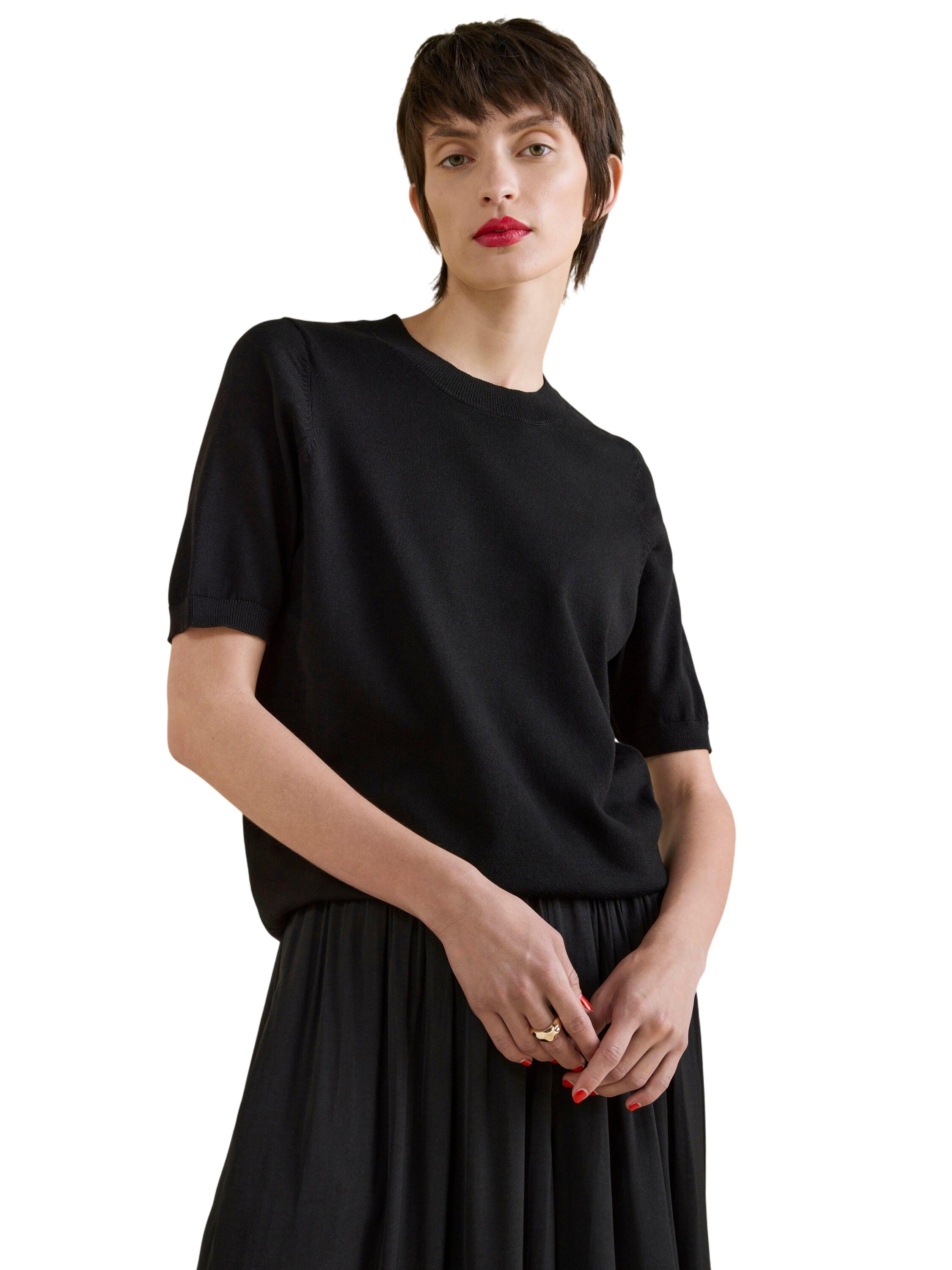 Fine-knitted top with round necklin