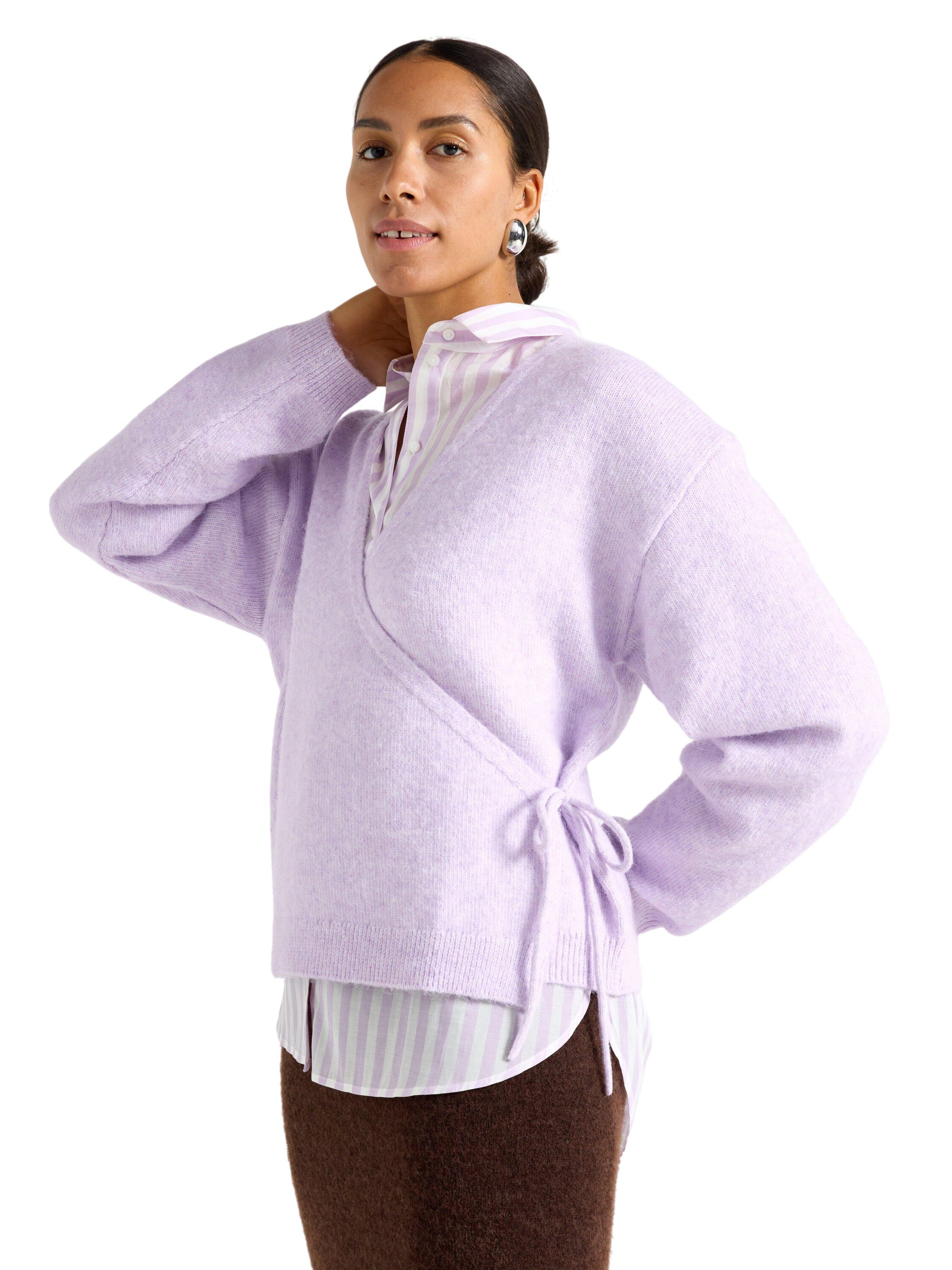 Myk, strikket sl&aring;-om-kofte med bind