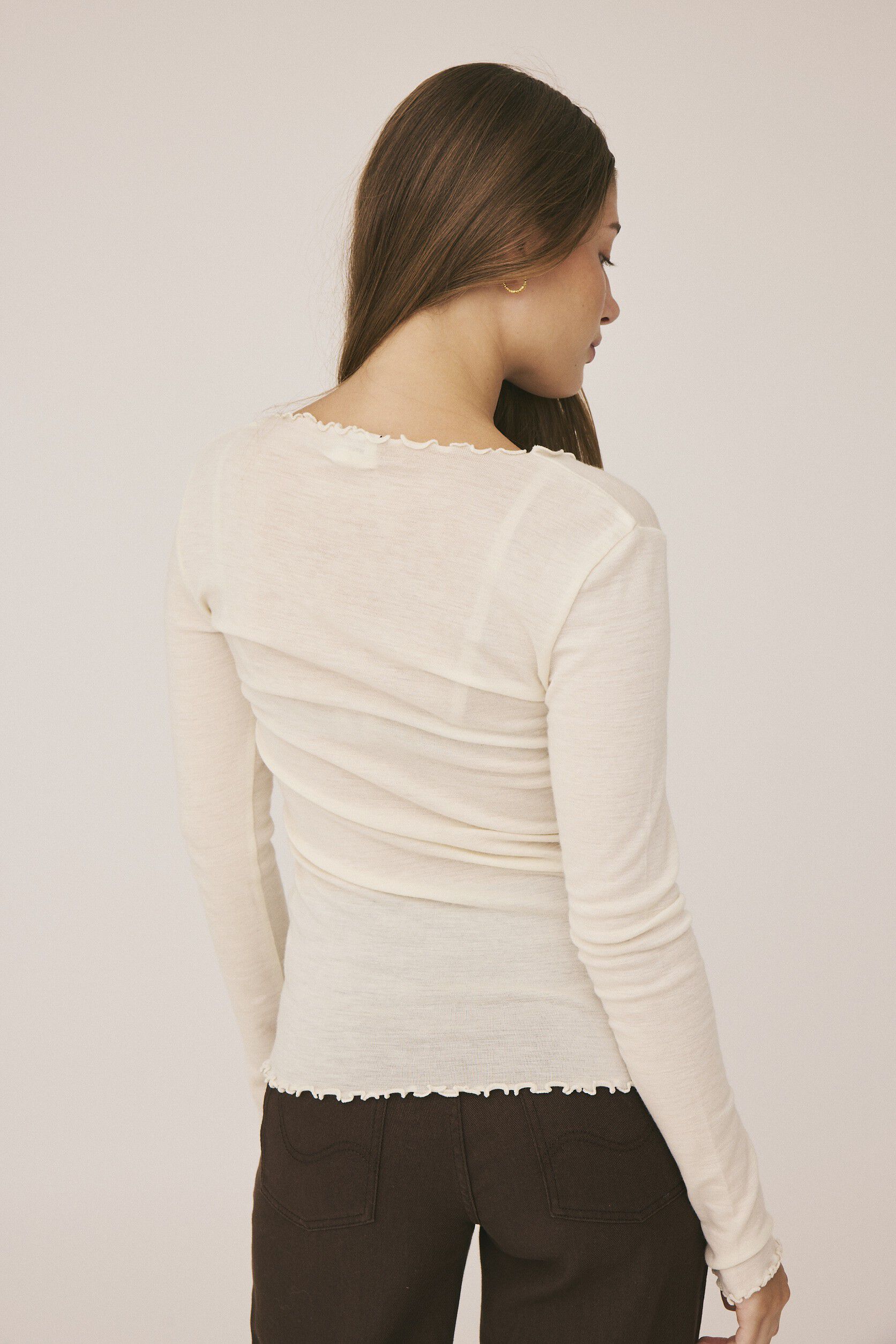 Cilla 14 Lang&aelig;rmede striktr&oslash;je med b&oslash;lgende kant - 100% Merino uld