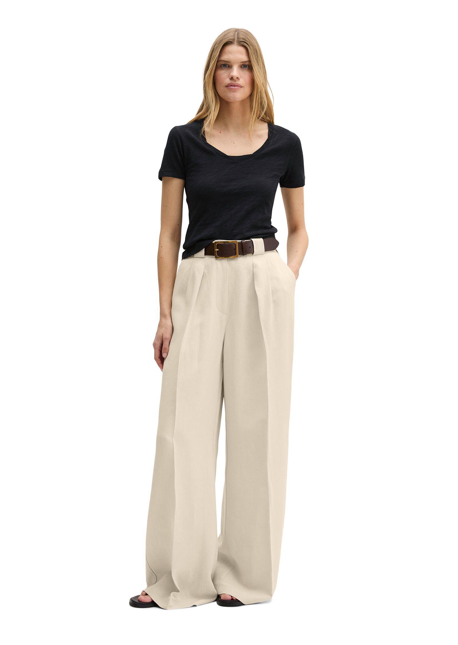 T-shirt, deep round neck twisted