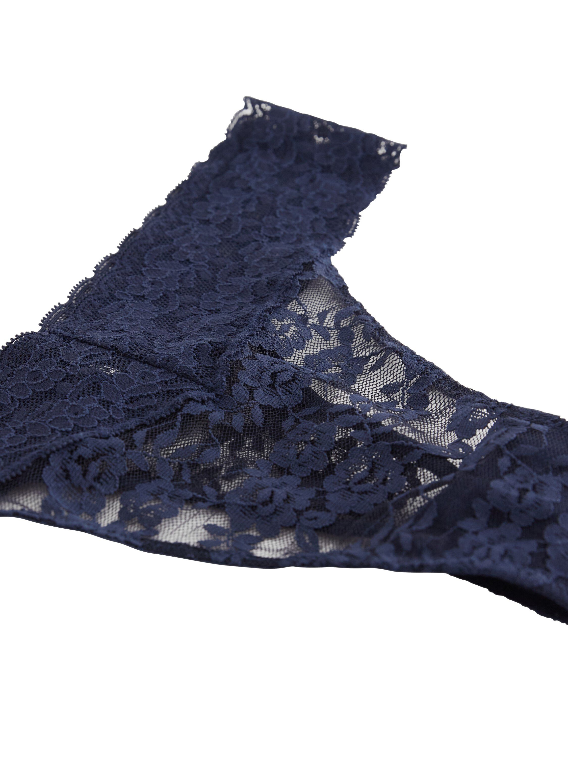 Stringtrosor i mjuk spets med l&aring;g m