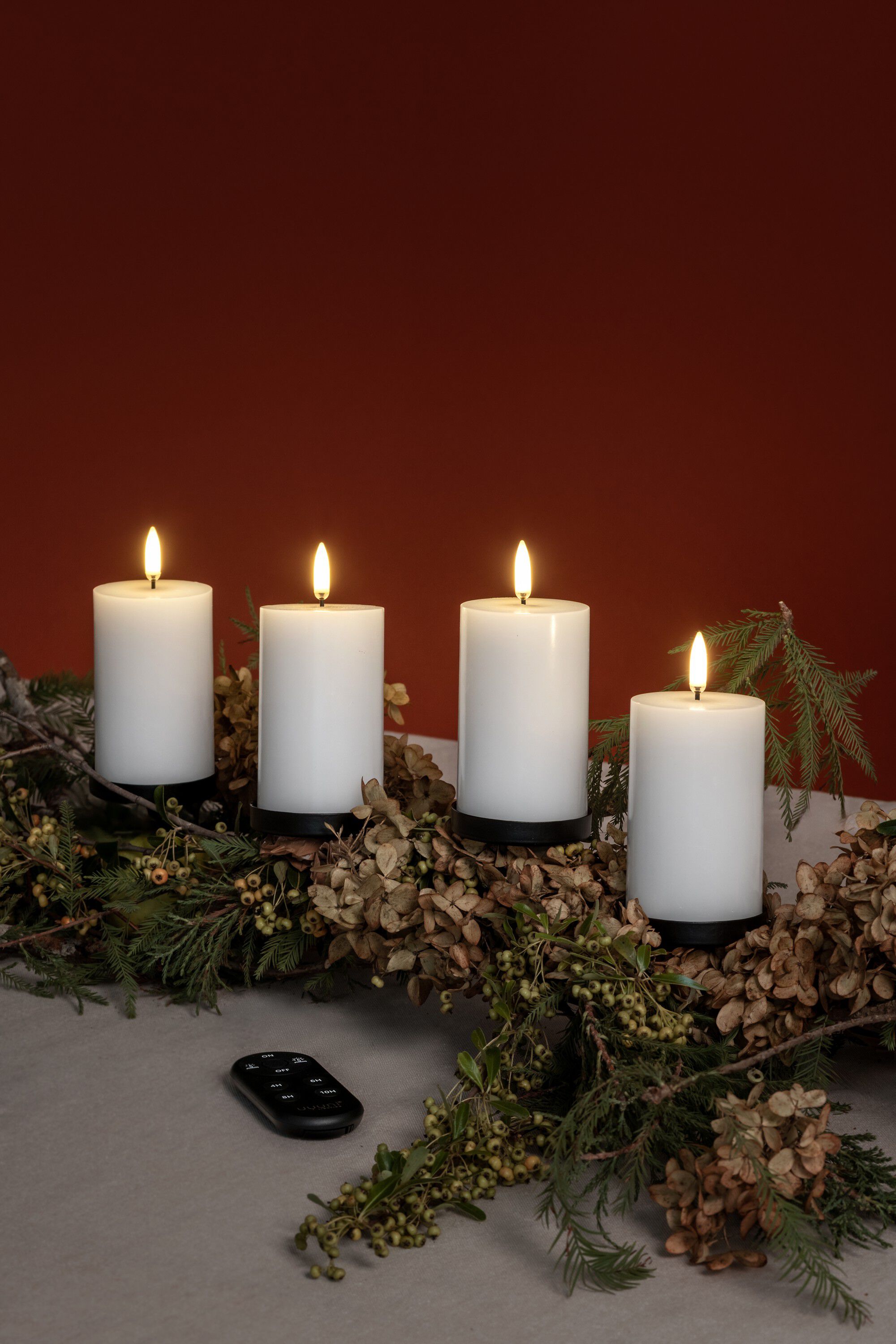 Giftbox w. spike, remote, LED pillar candle, Nordic white, Smooth, 4-p