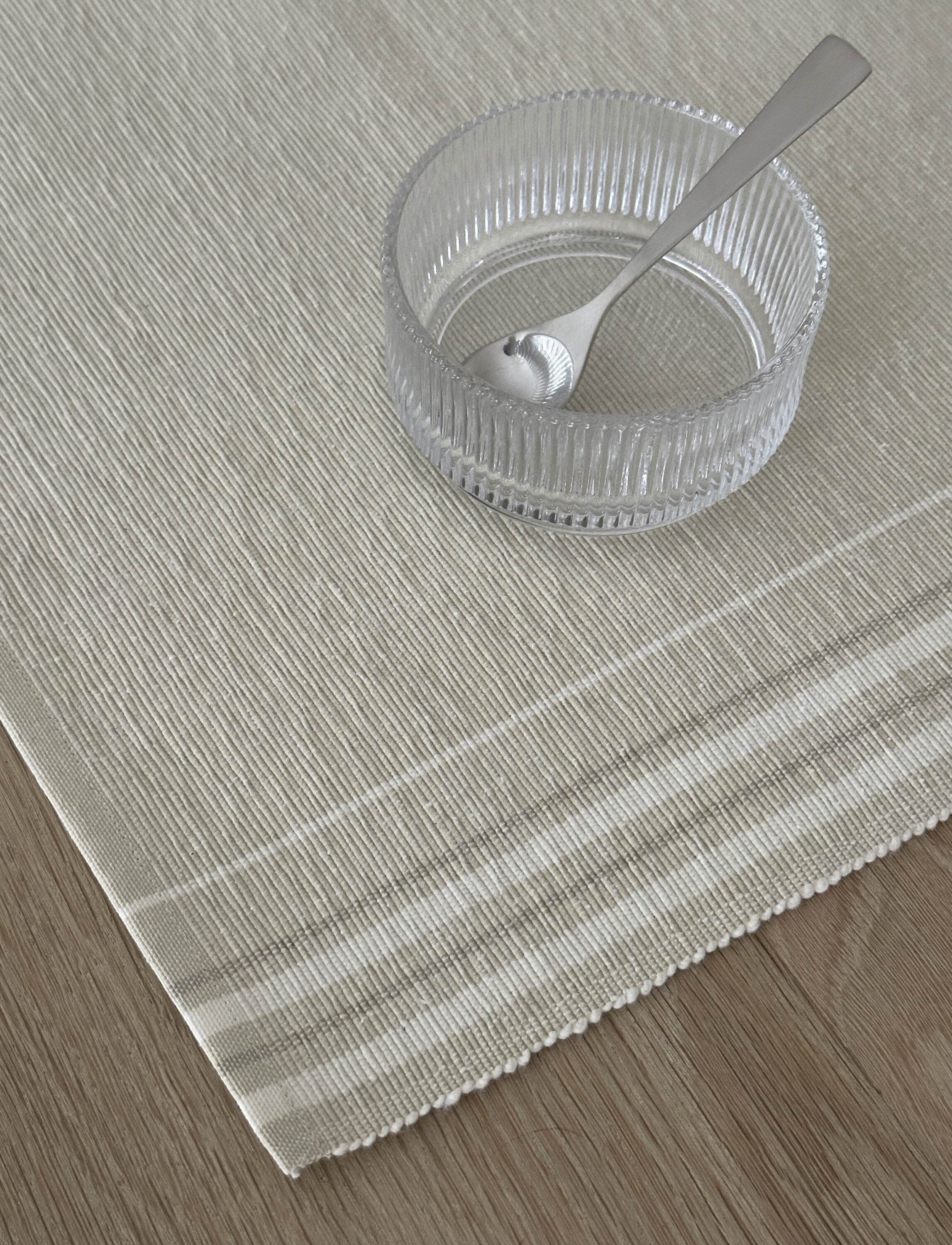 Vibeke Klint bordbrikke n&oslash;ytral linje 33x48 cm white