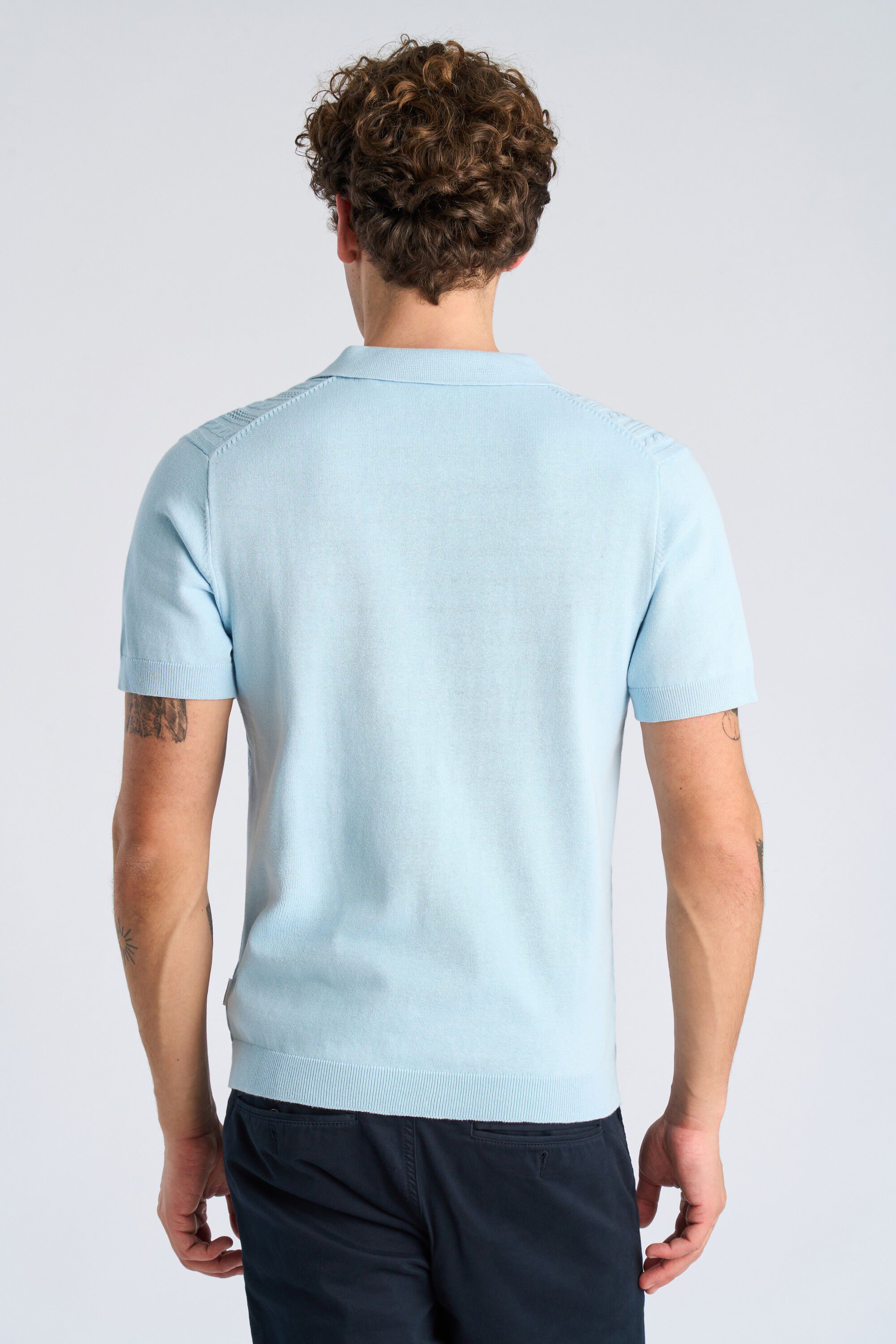 Knitted S/S cable v-neck polo