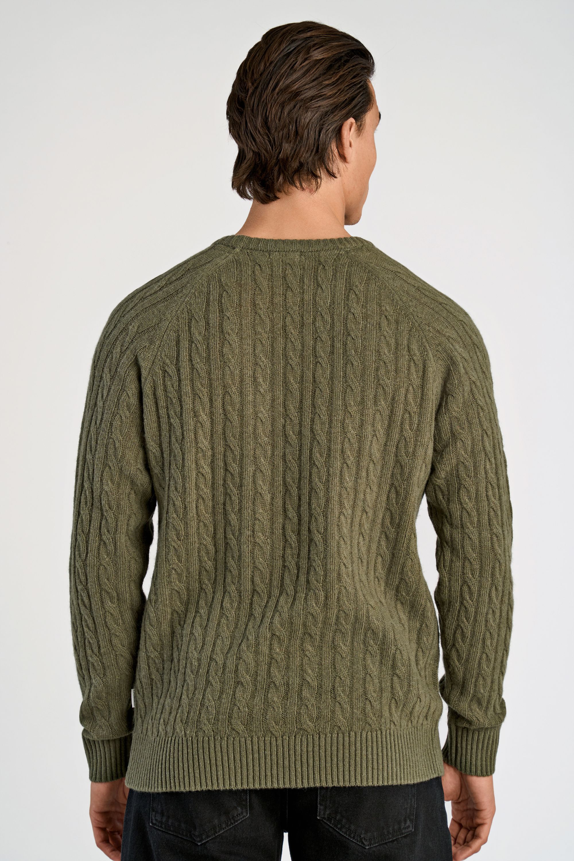 Lambswool raglan cable o-neck