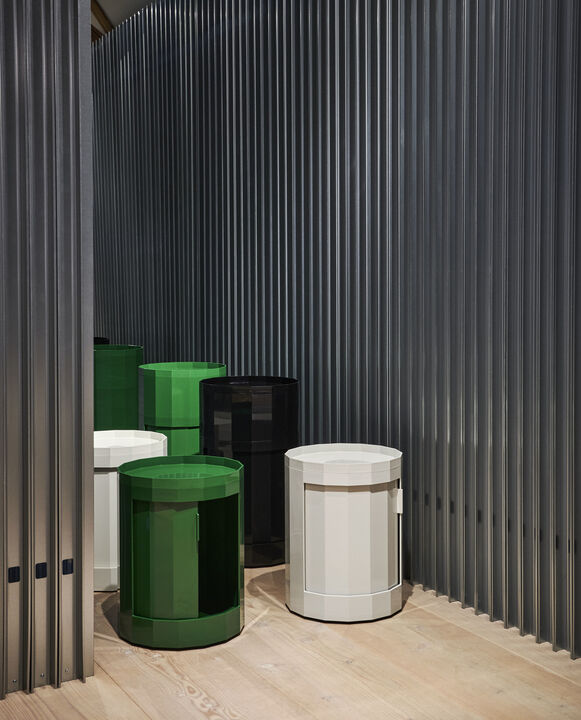 Facet Cabinet incl. feet and castor