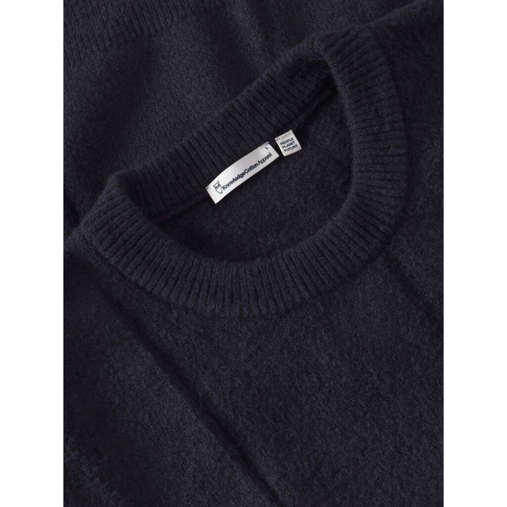 Souffl&eacute; yarn sweater