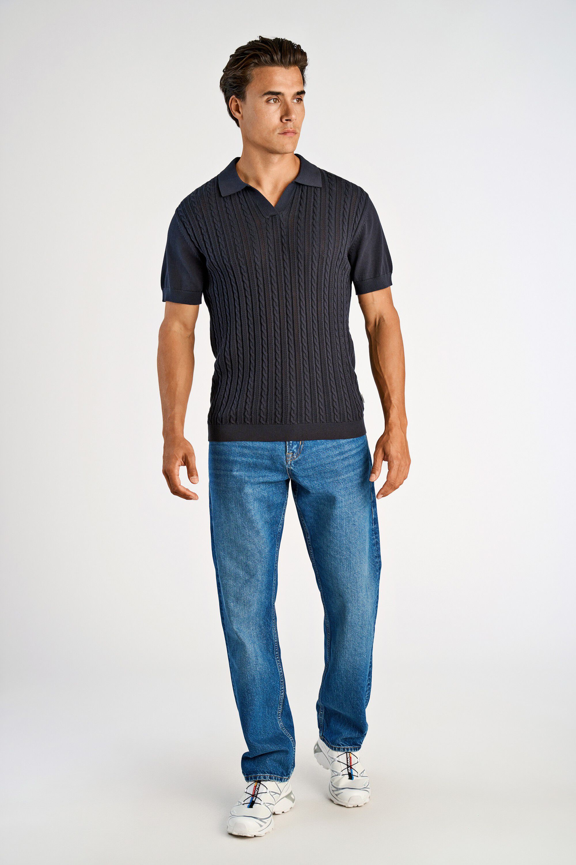Knitted S/S cable v-neck polo