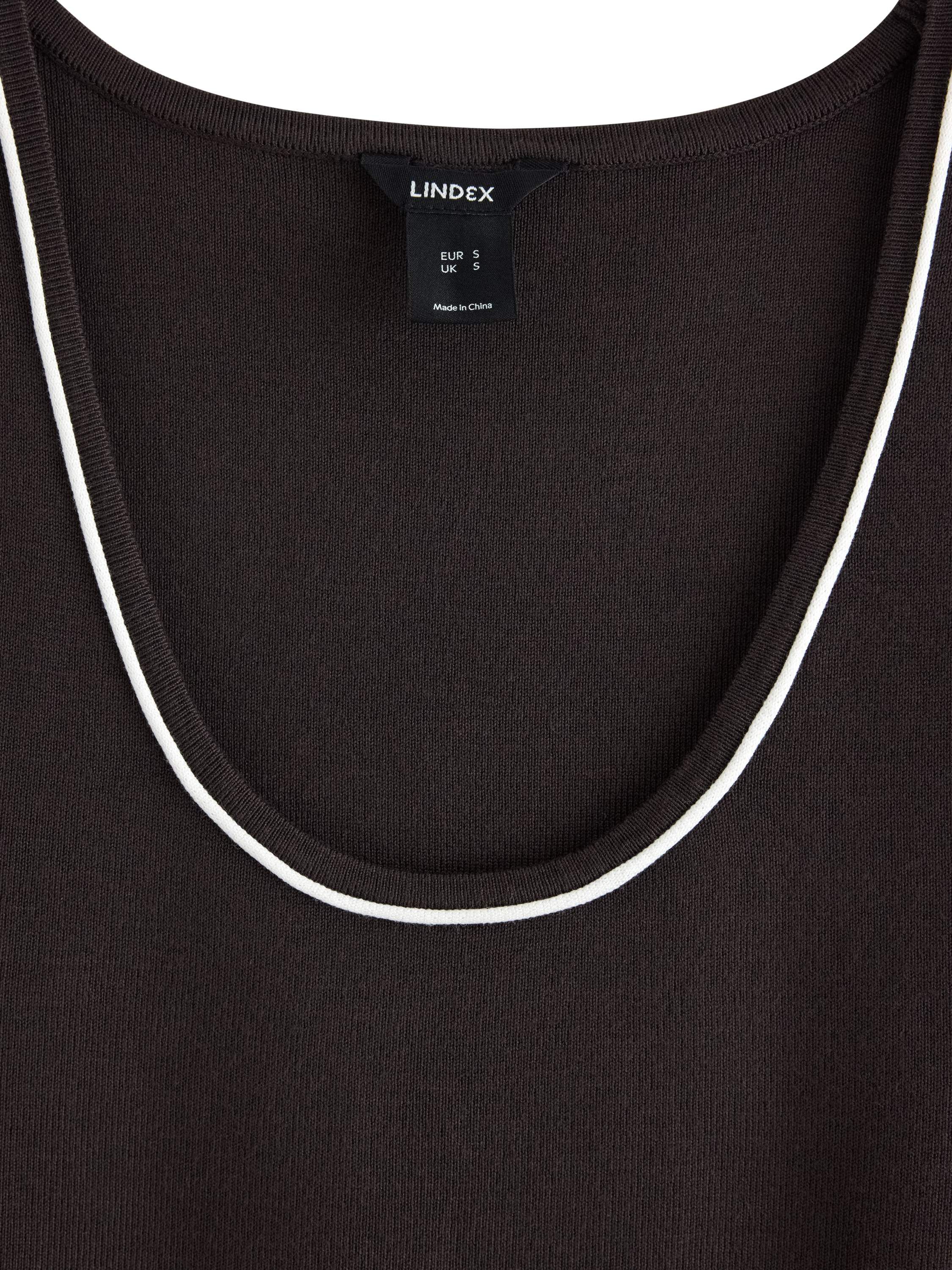 Finstickat linne med kontrasts&ouml;mmar