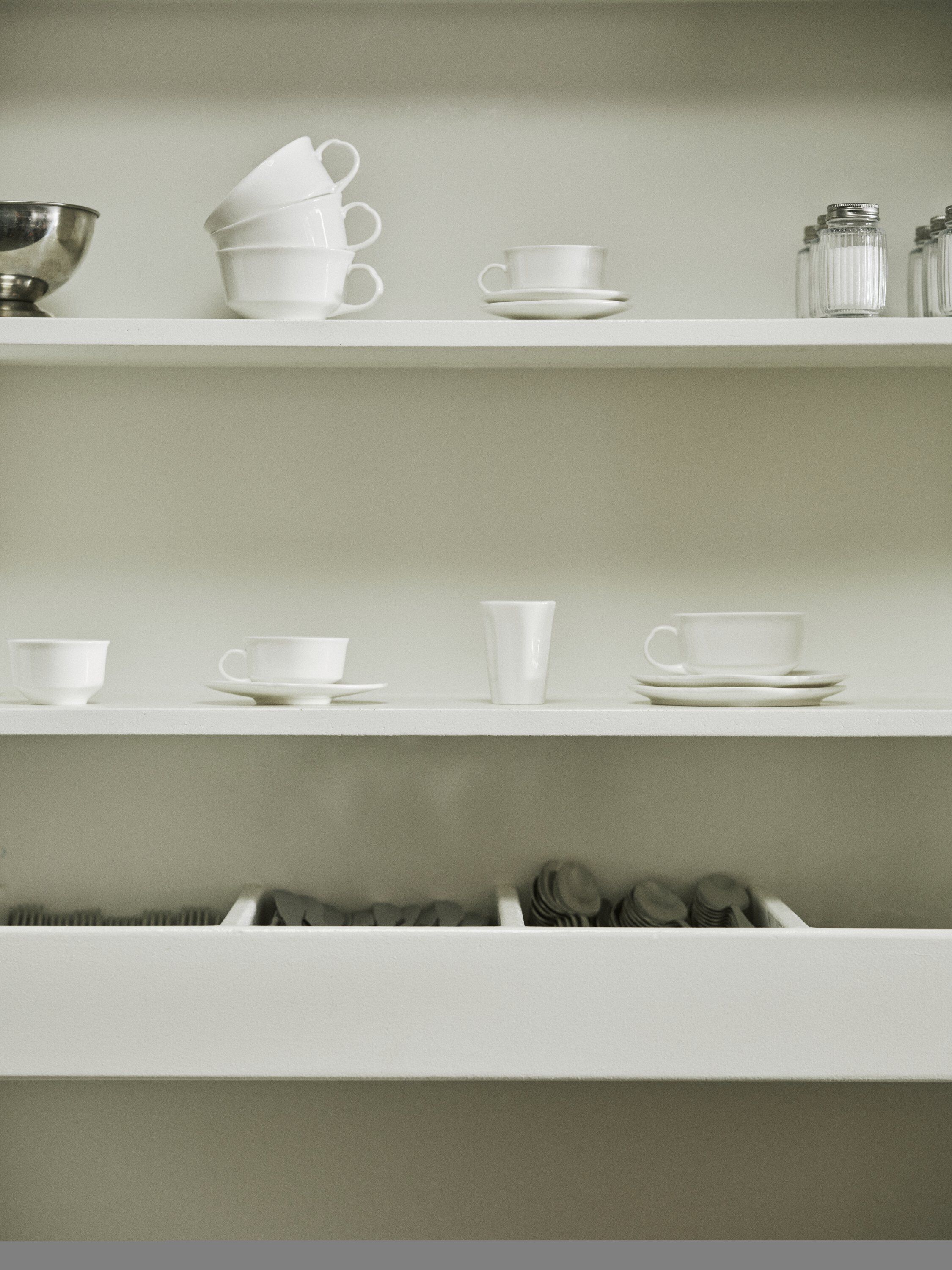 MILK JUG WHITE SILHOUETTE