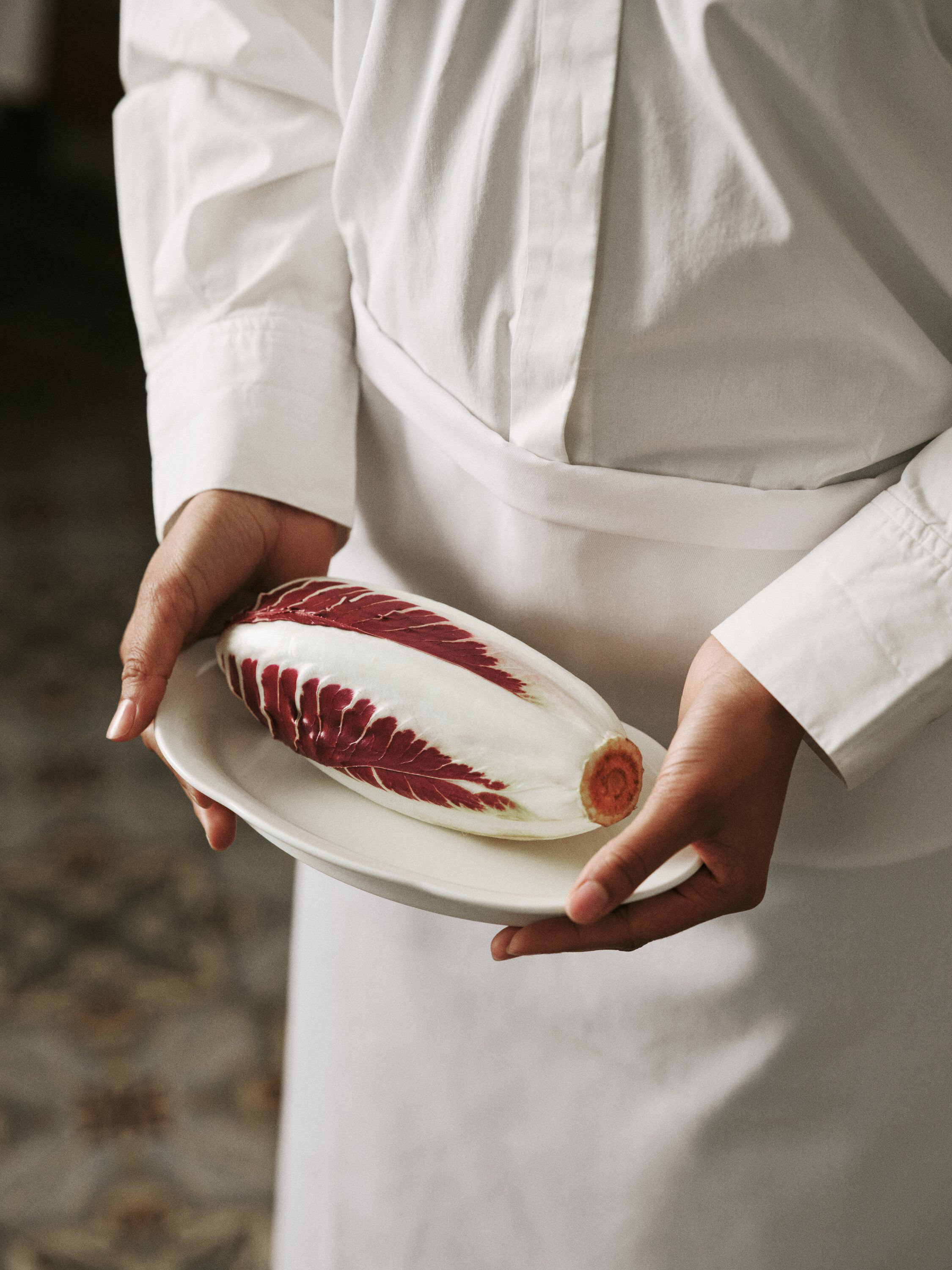 OVAL PLATE M WHITE SILHOUETTE