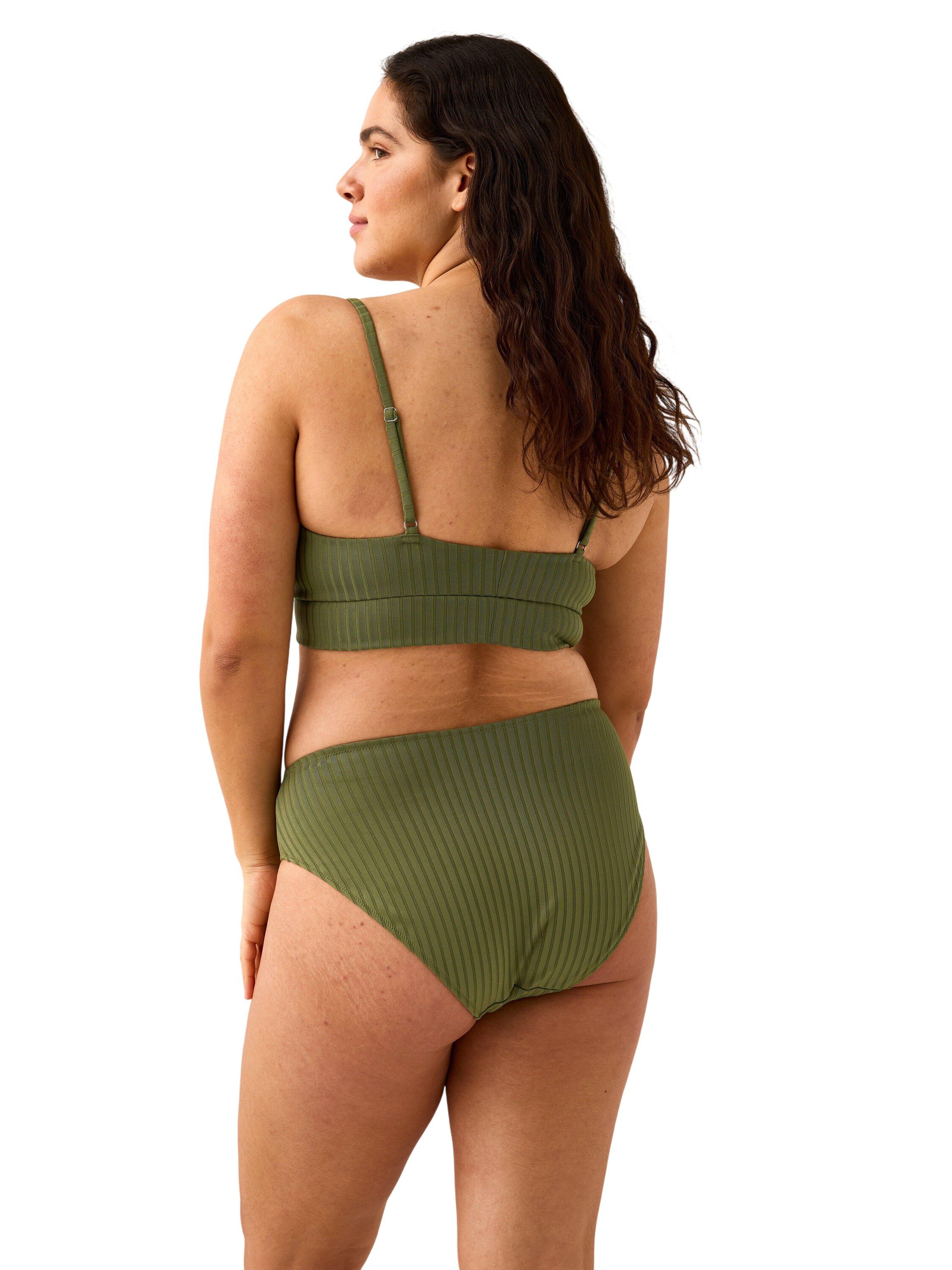 Ribbed, unpadded bikini top.