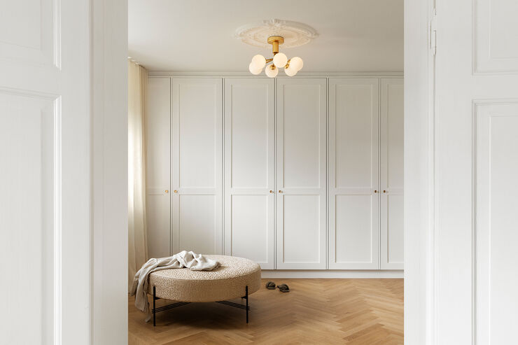 Apiales 6 Ceiling, brushed brass / opal