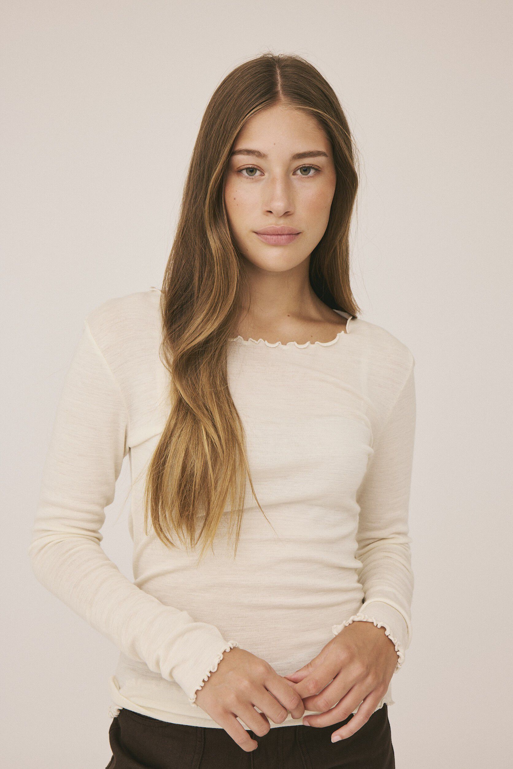 Cilla 14 Lang&aelig;rmede striktr&oslash;je med b&oslash;lgende kant - 100% Merino uld