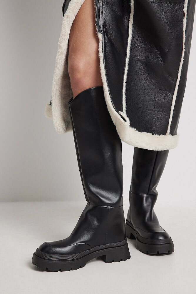 Wide Rounded Shaft Boots