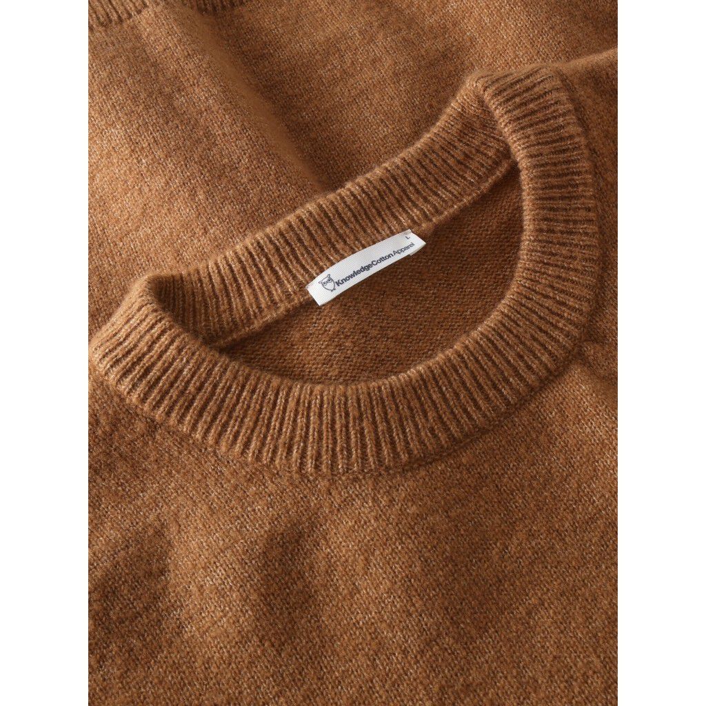 Souffl&eacute; yarn sweater