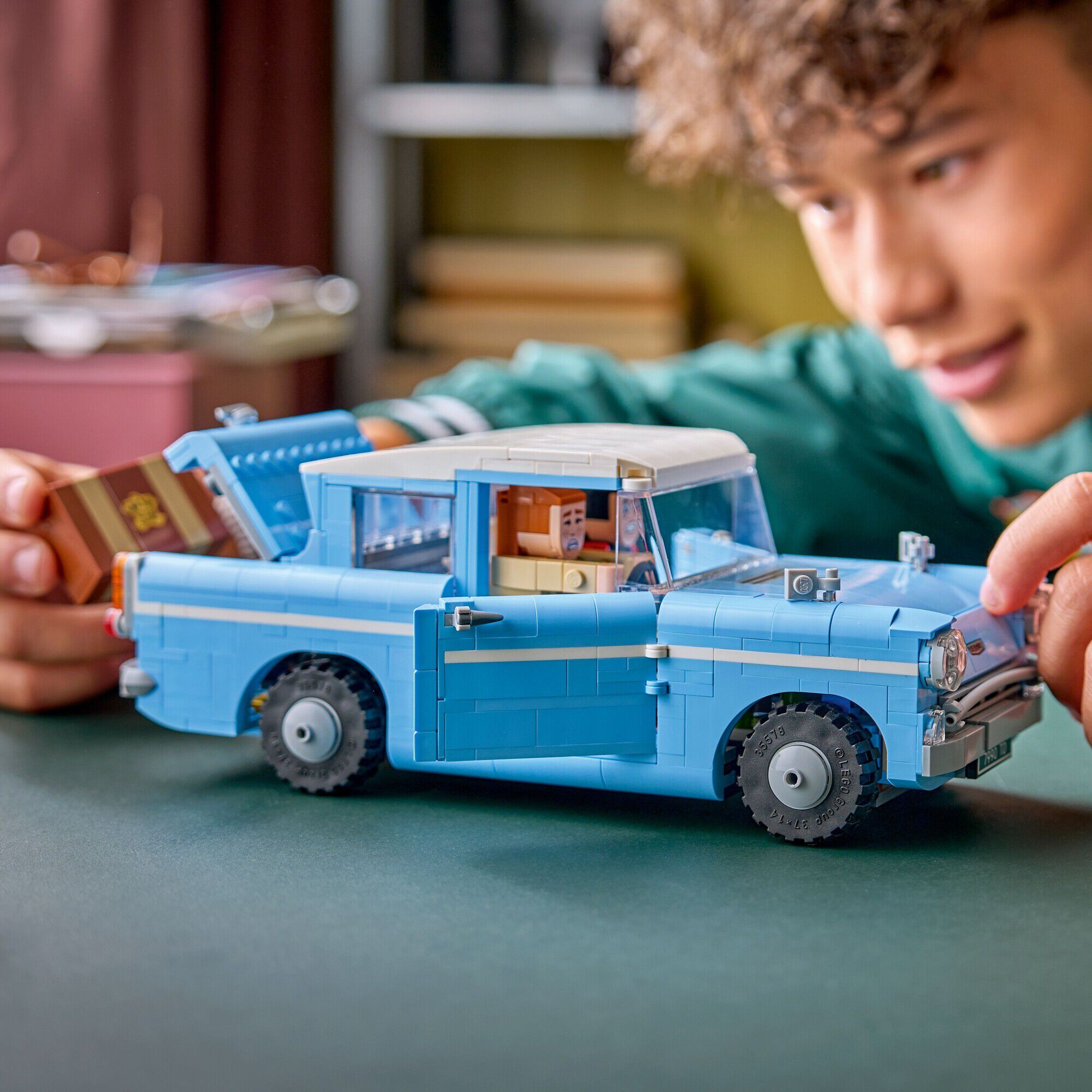 Fortryllet flyvende Ford Anglia 76470