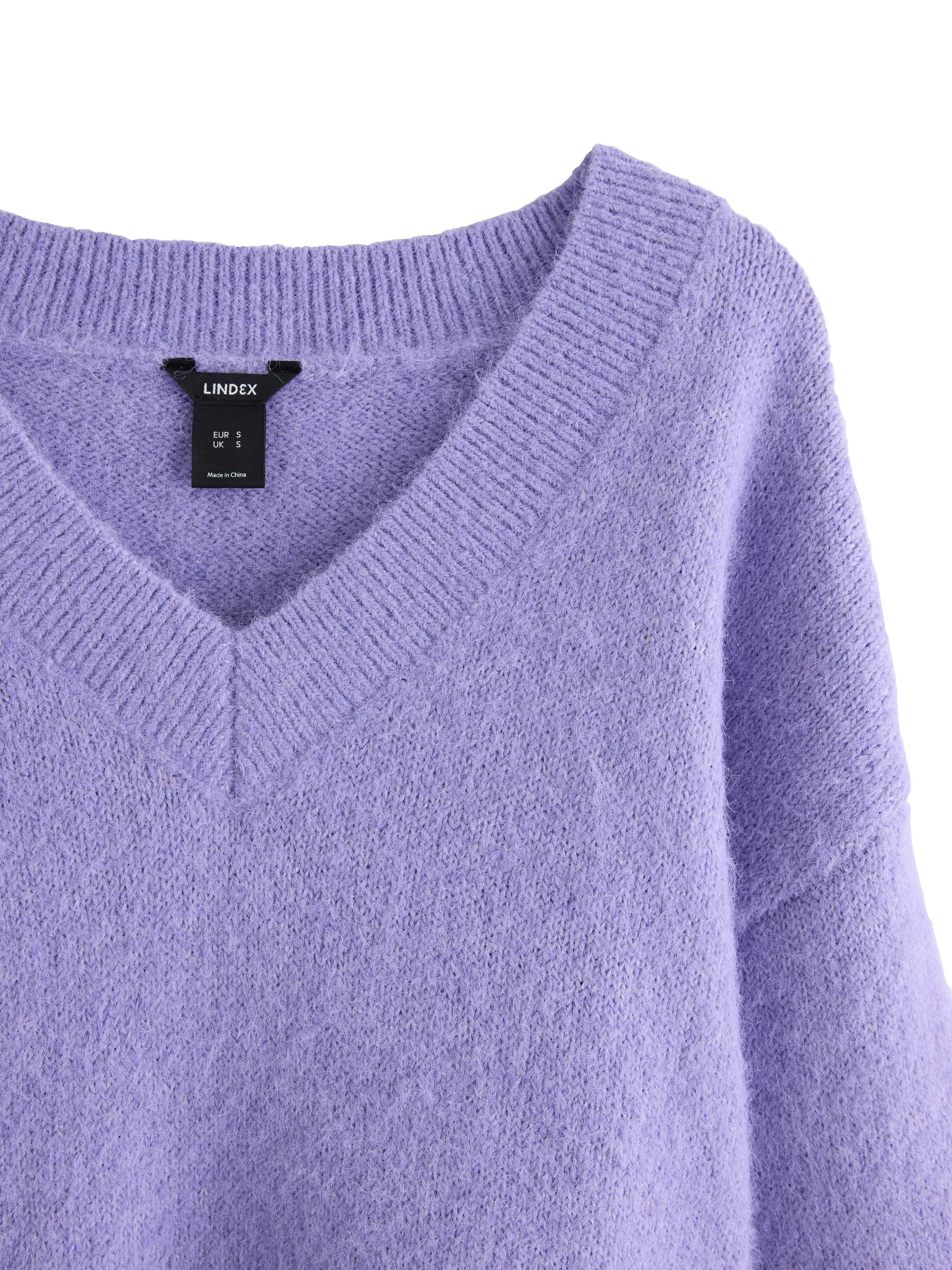 Strikket V-hals tr&oslash;je med en afslap