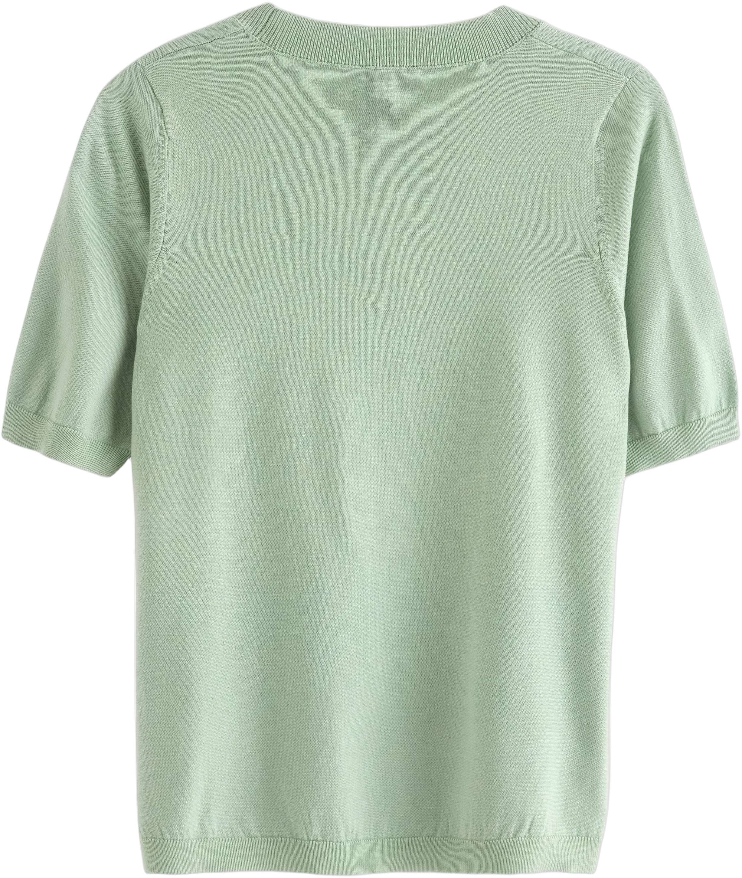 Fine-knitted top with round necklin