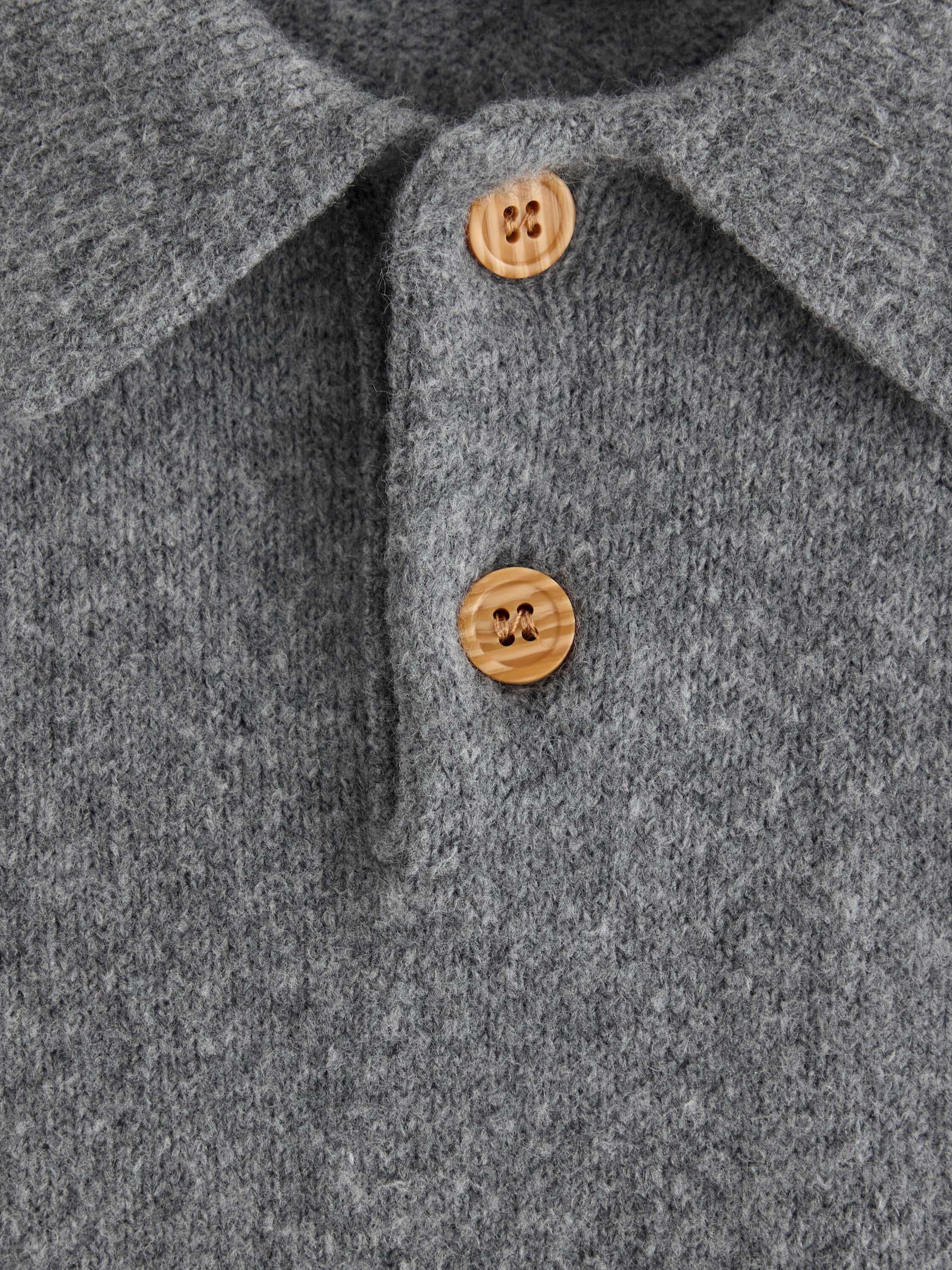 Finstrikket genser med krage og kna