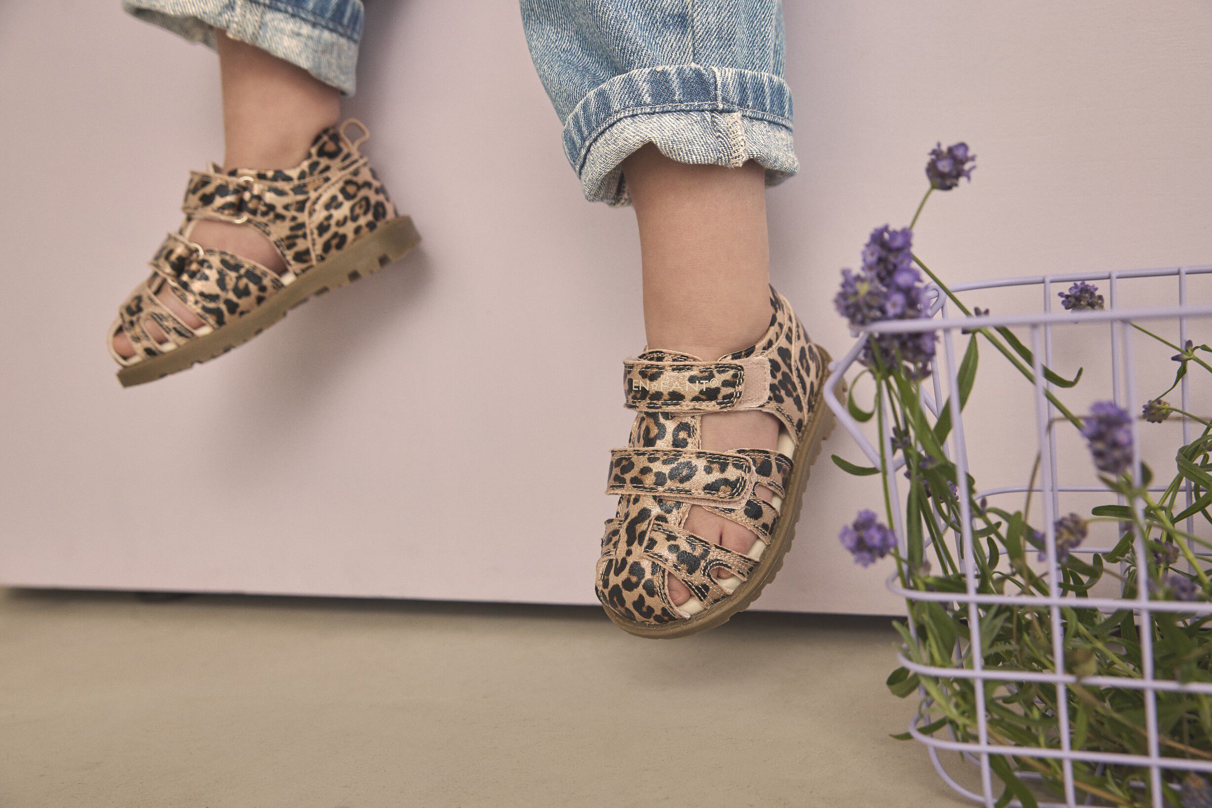 Sandal Velcro Light Closed Toe