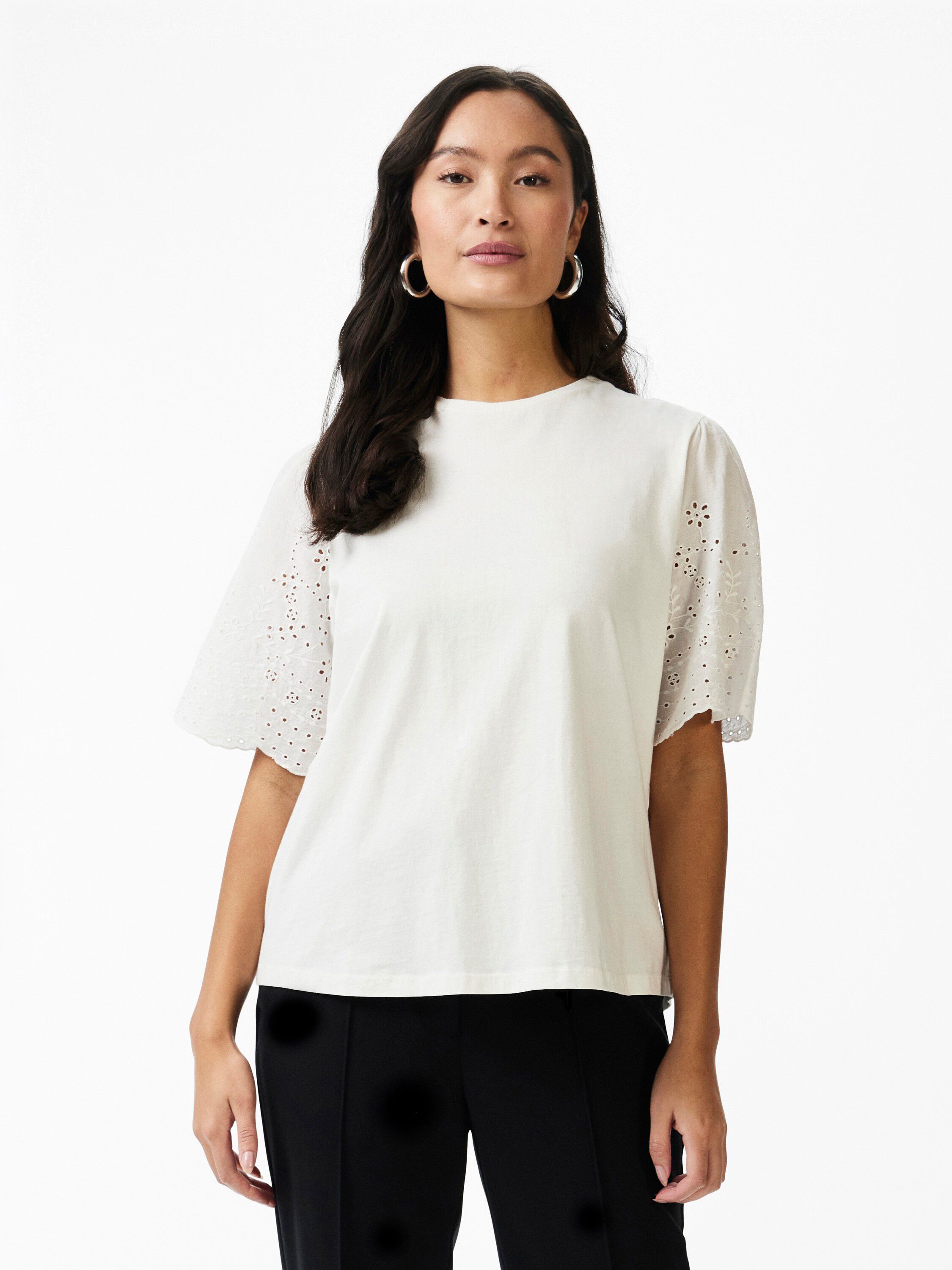 YASLEX SS TOP W. EMB SLEEVES S. NOO