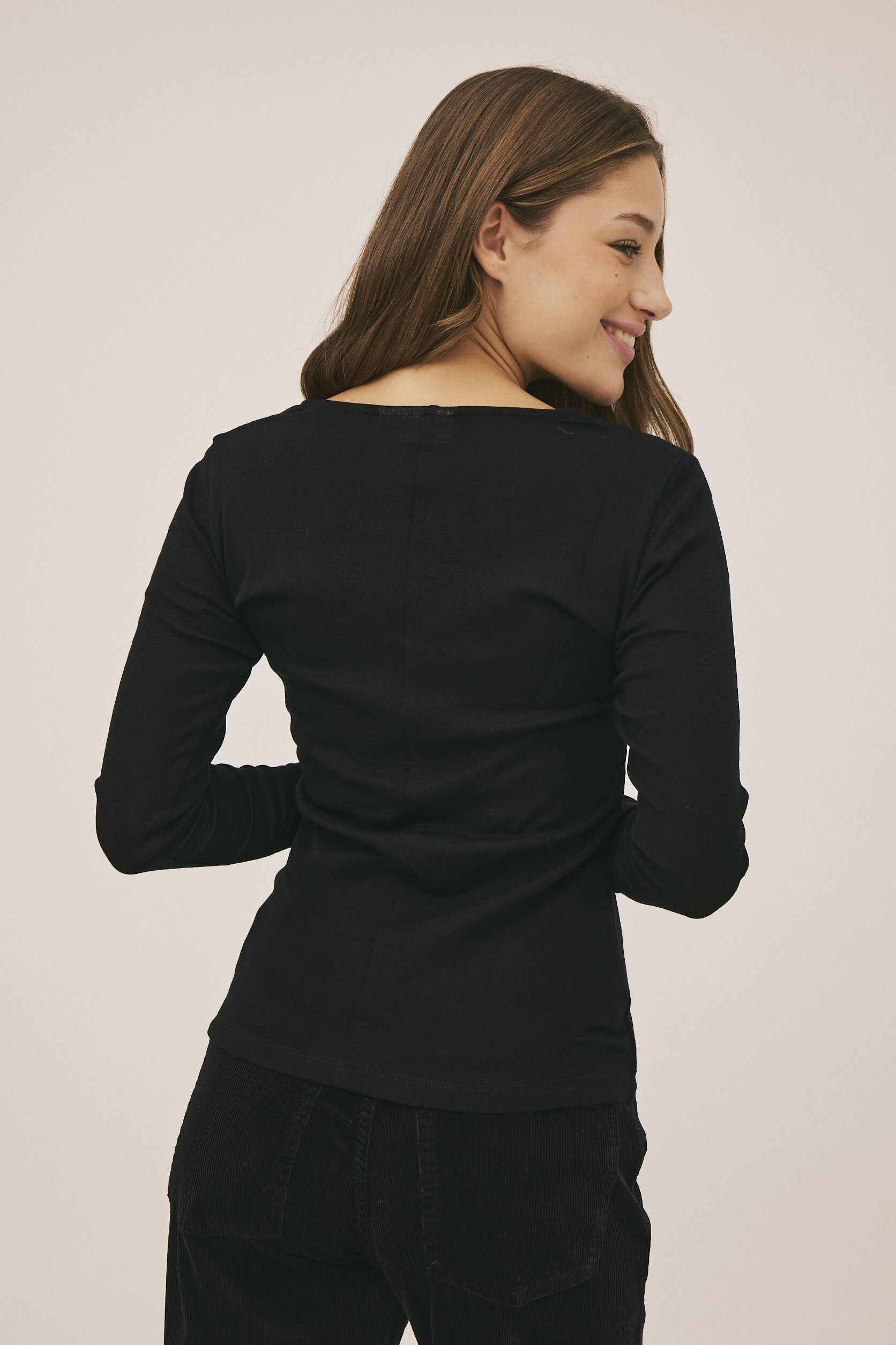 Cilla 16 V-halset bluse - 100% merino wool RWS