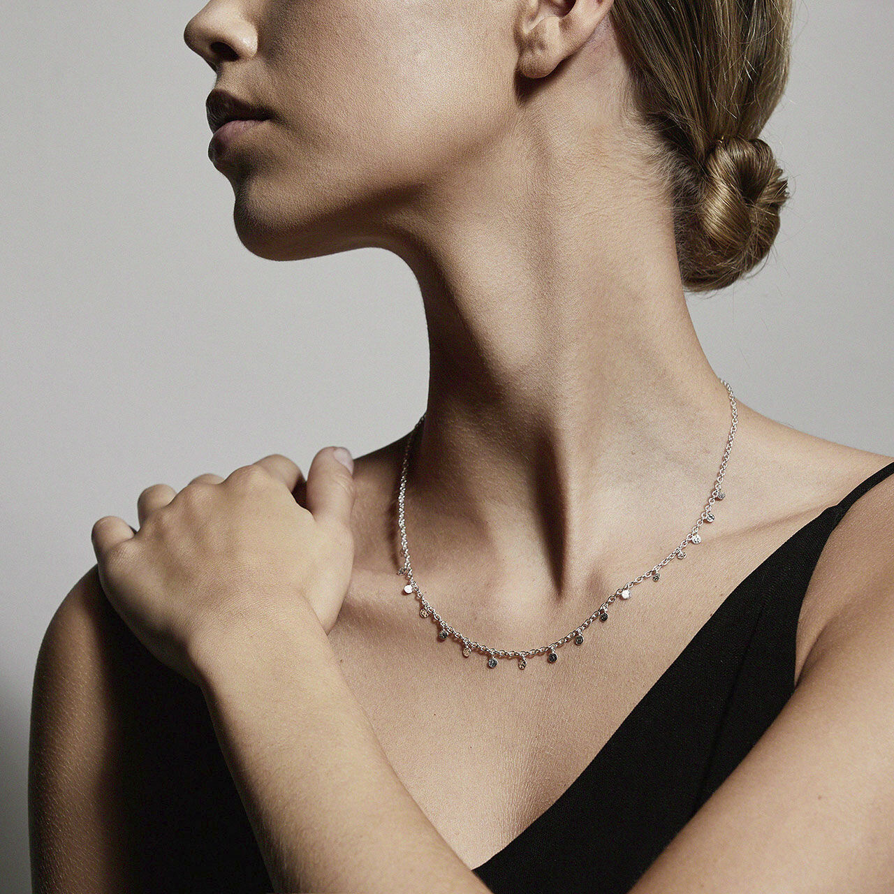 Halsk&aelig;de : Panna : S&oslash;lvbelagt