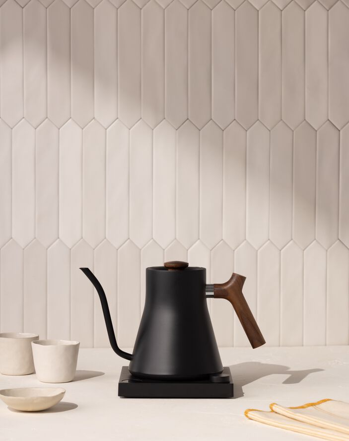 Stagg EKG Pro 0. 9L Matte Black + Walnut Handle