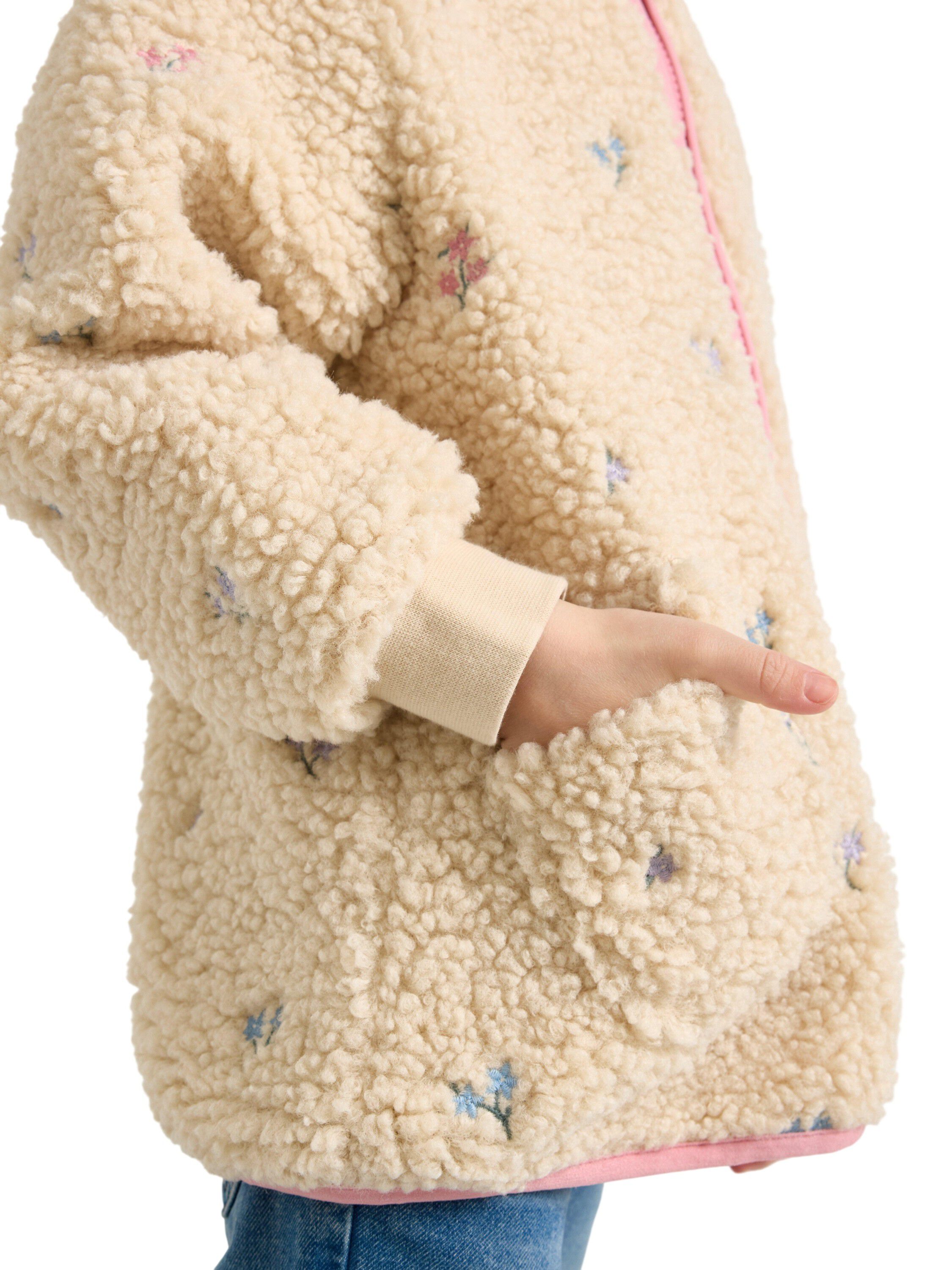 A warm and cosy pile jacket with si