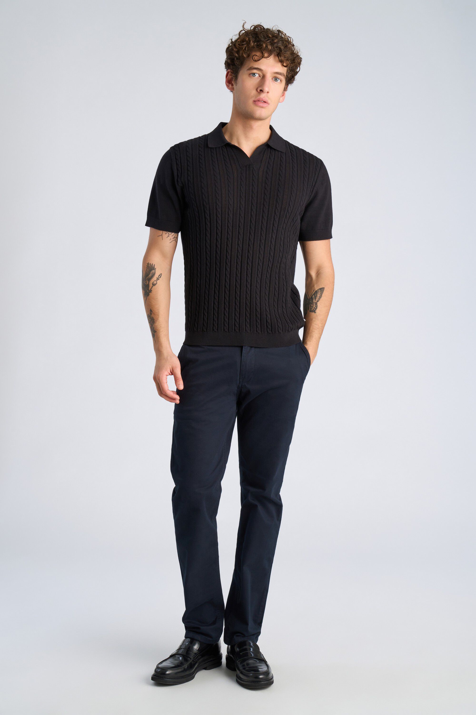 Knitted S/S cable v-neck polo
