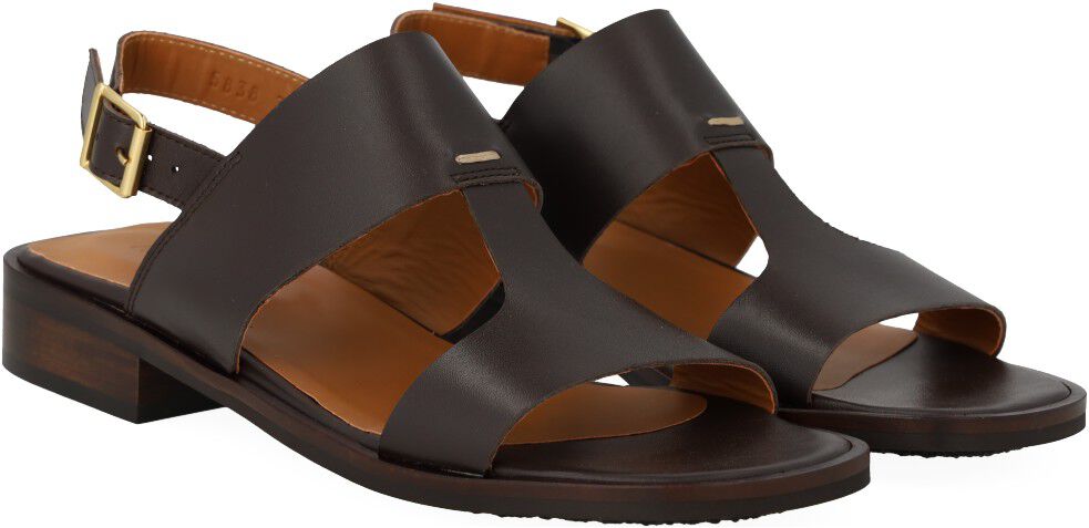 Sandal med dekorativ stikningsdetalje