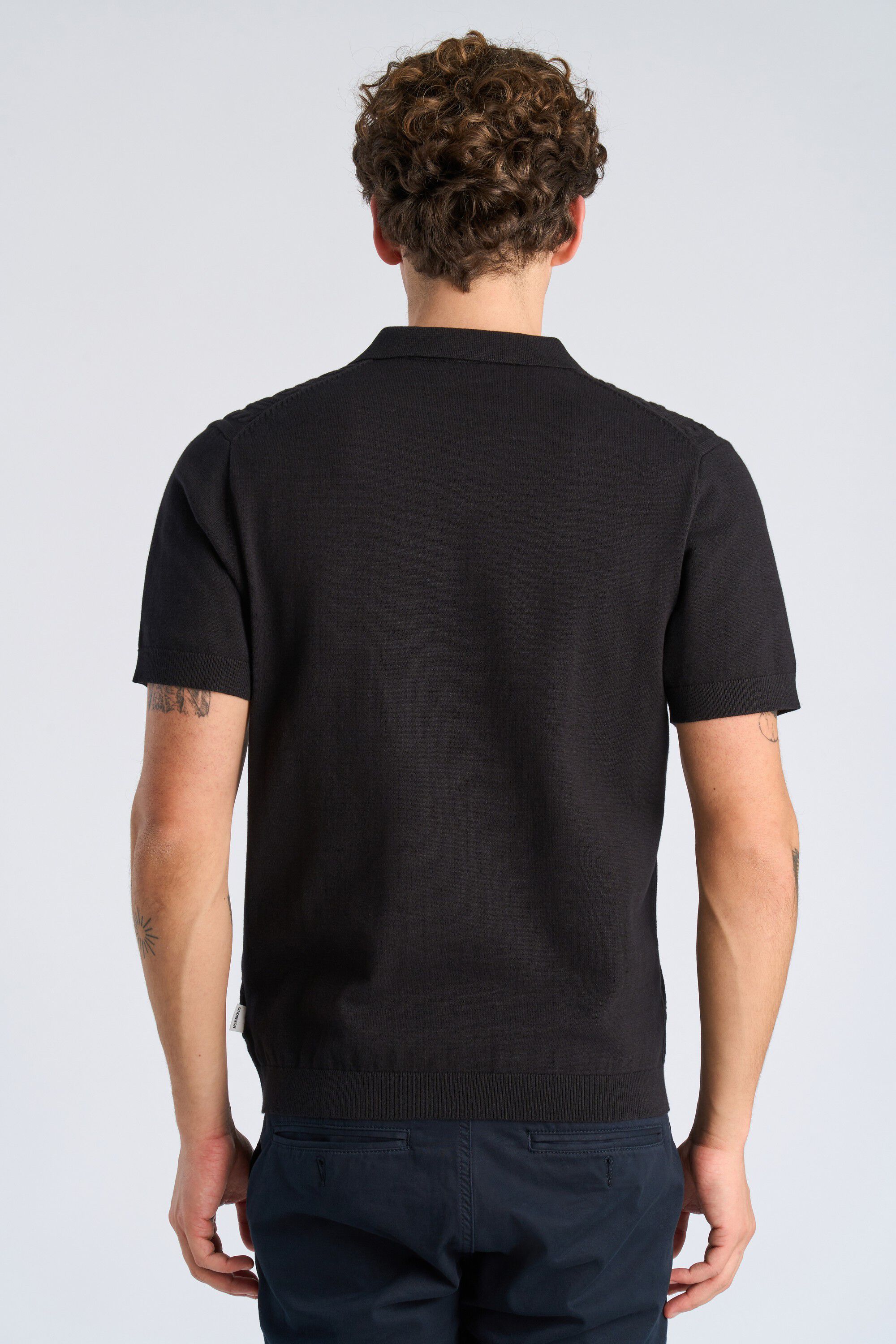 Knitted S/S cable v-neck polo