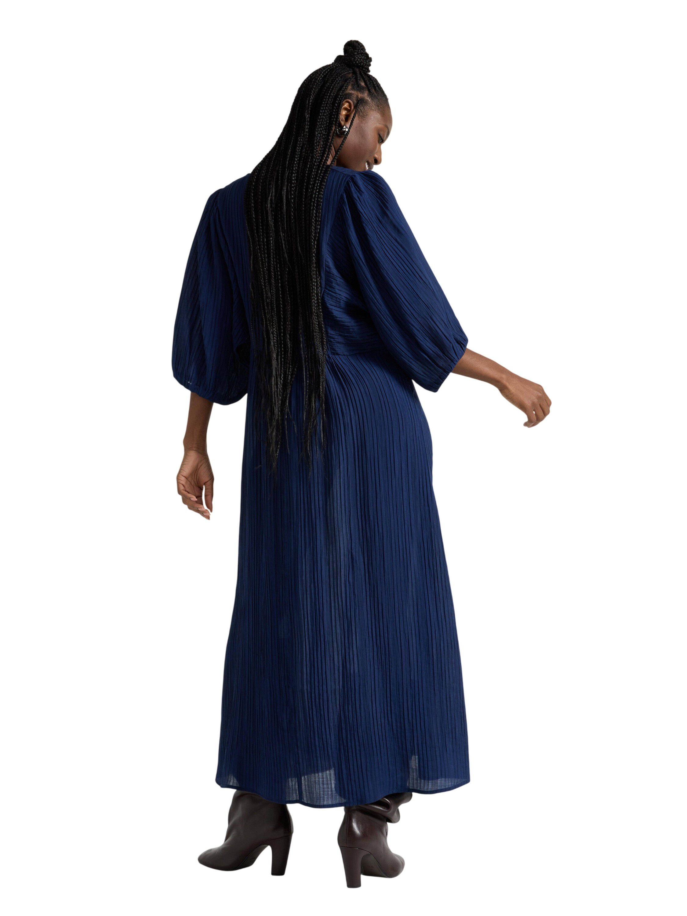 Midi dress with crinkles, v-neck an