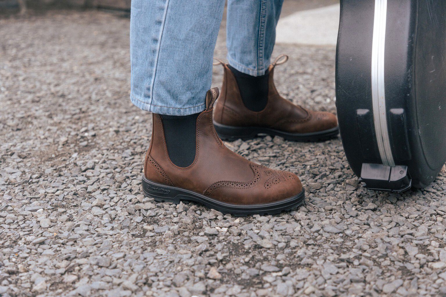 BL 2444 ELASTIC SIDED BROGUE BOOT