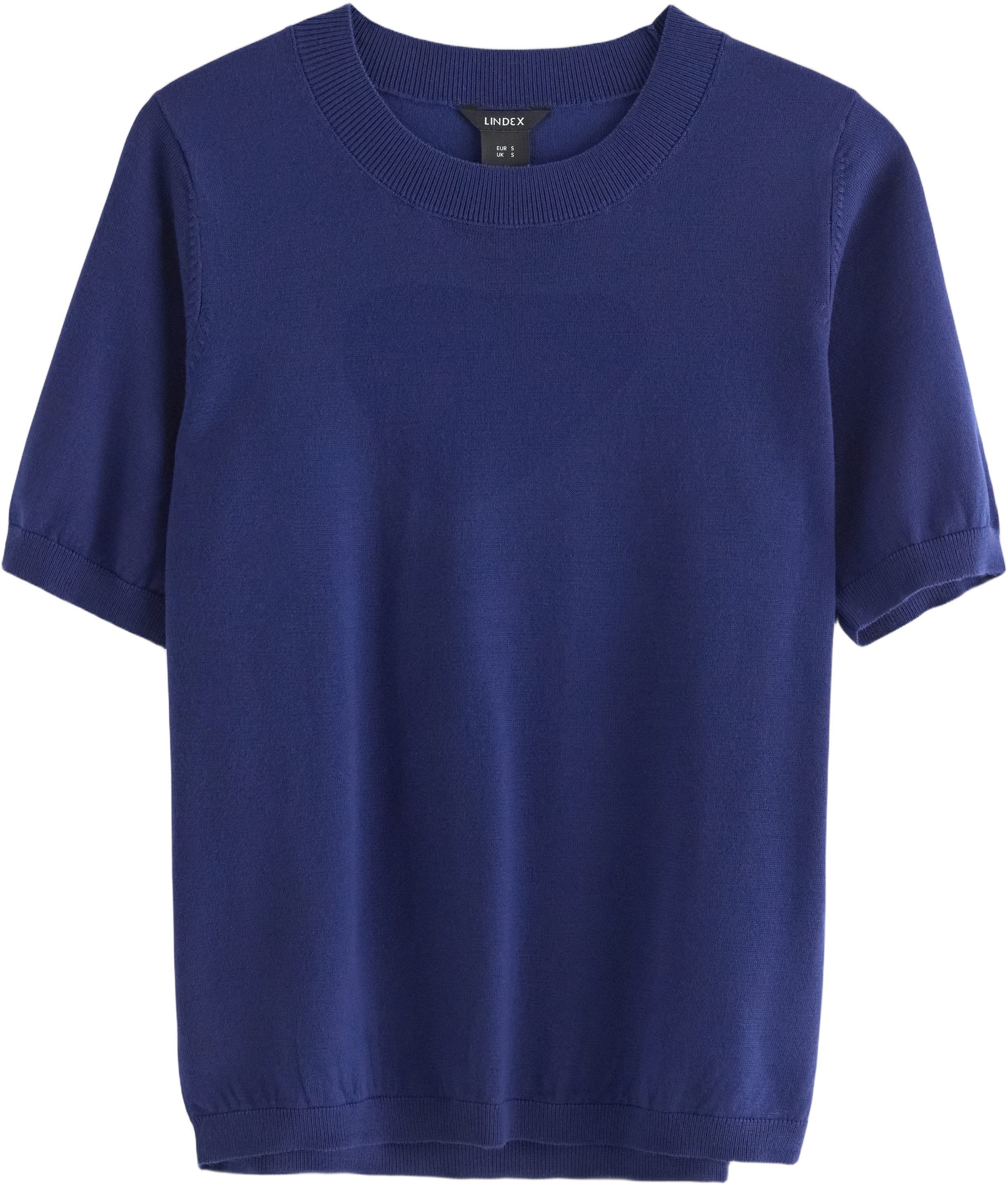 Finstrikket top med rund halsudsk&aelig;r