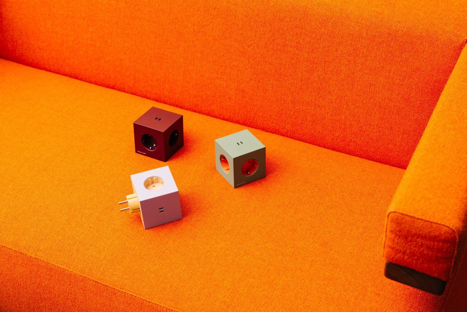 Square 2 - USB-C F Bauhaus EU - Mulberry Red