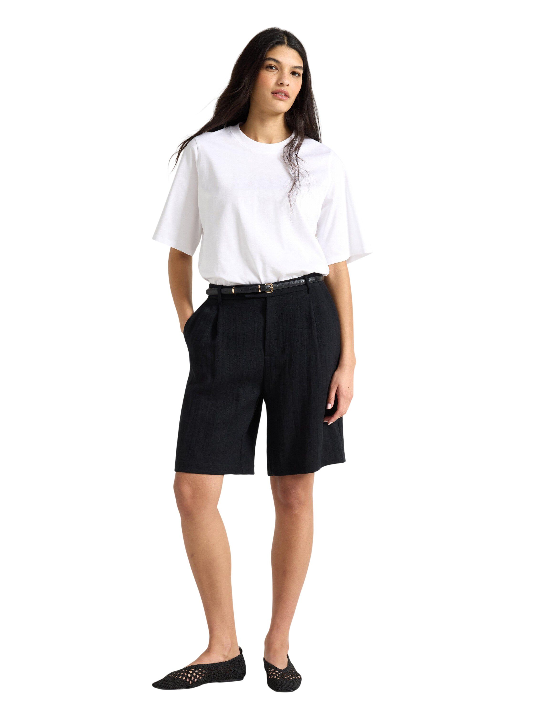 Shorts med h&oslash;y midje og plisseringe