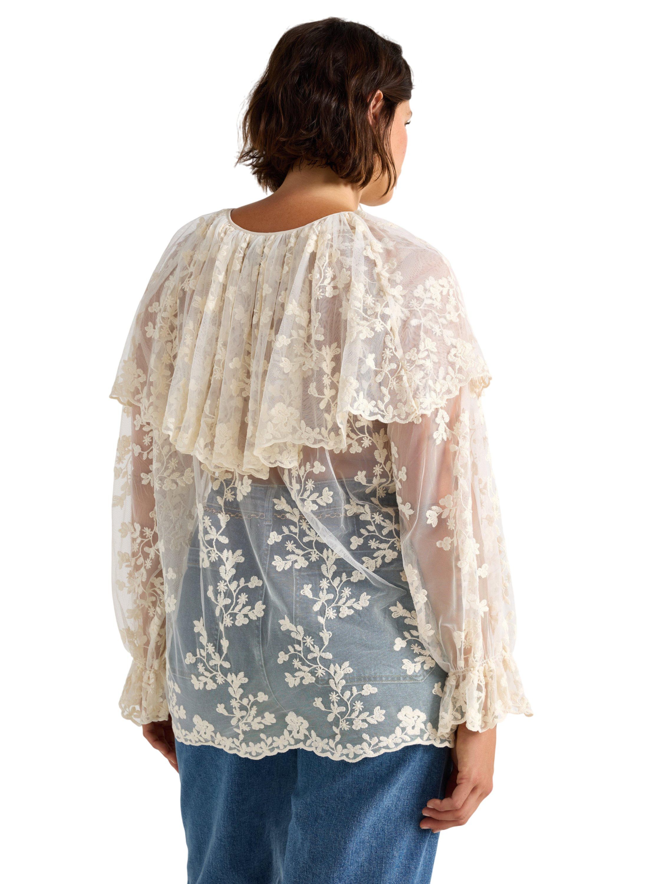 Sleeveless blouse in lace and mesh.