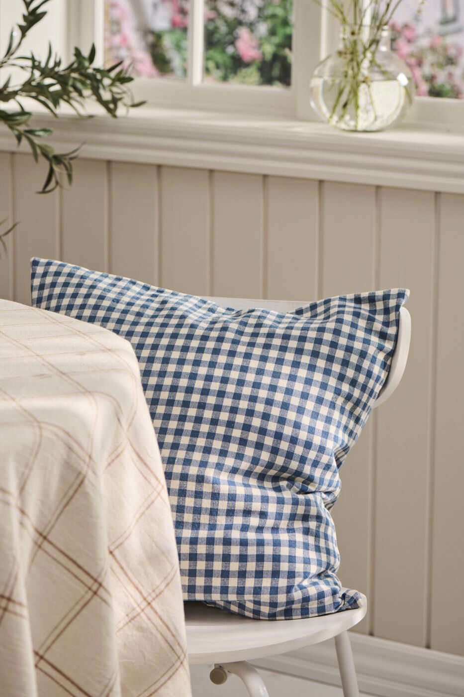 Pude Lucas m&oslash;rkebl&aring; m/naturfarvede sm&aring; tern