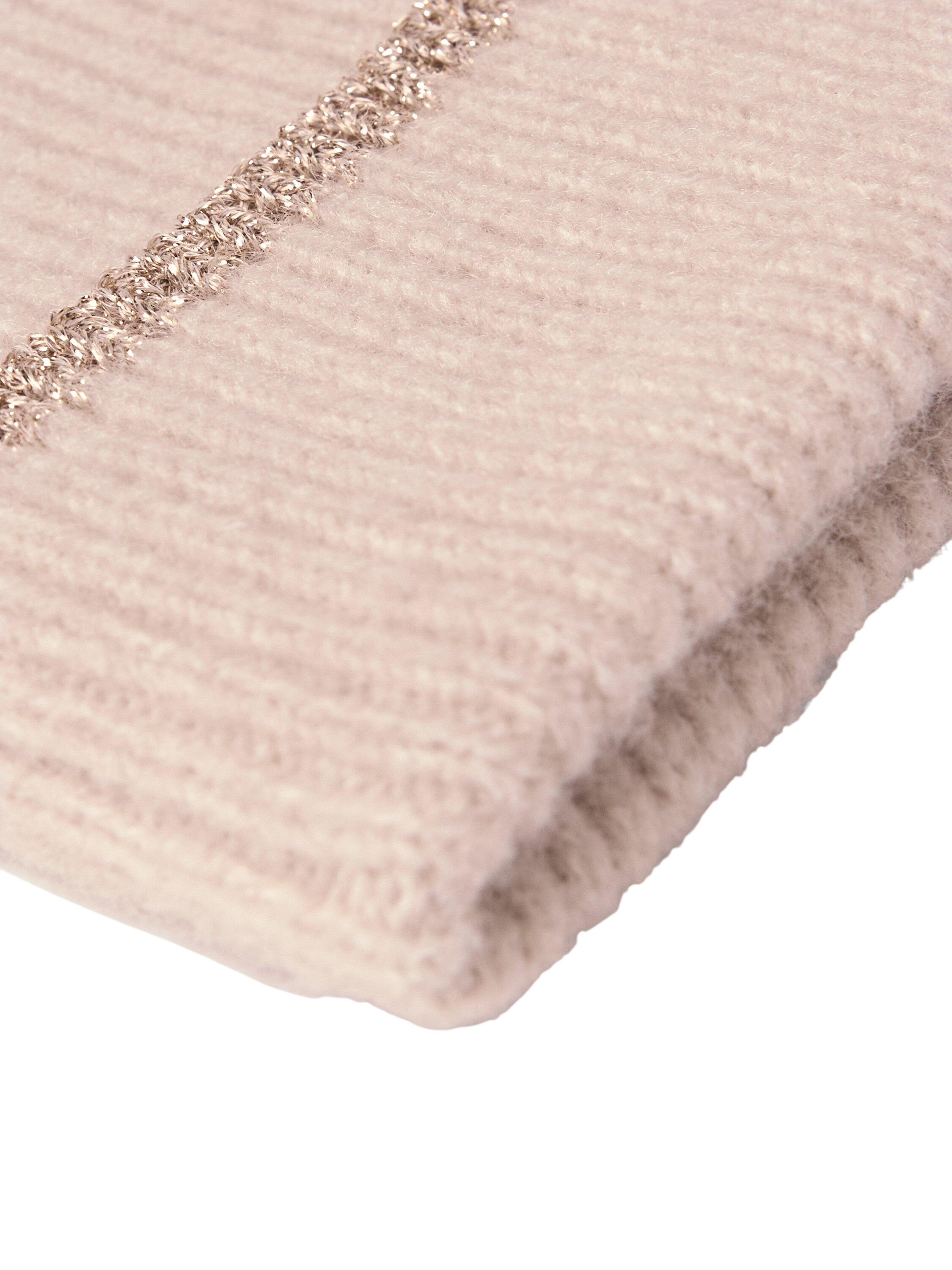 Stickad m&ouml;ssa med glitterdetalj.