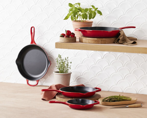 Stegepande i støbejern 23cm Cerise